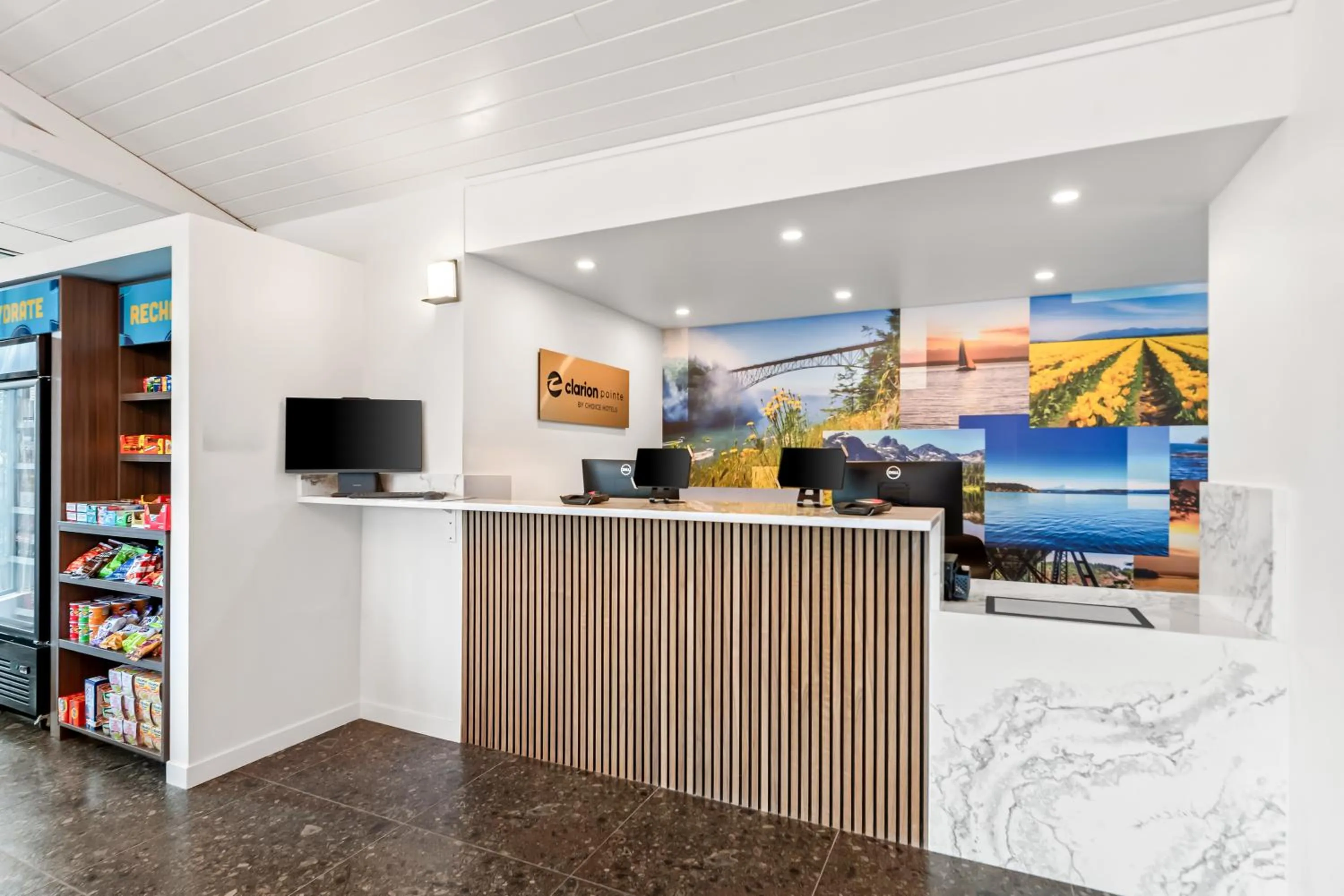 Lobby or reception in Clarion Pointe Mount Vernon - Burlington