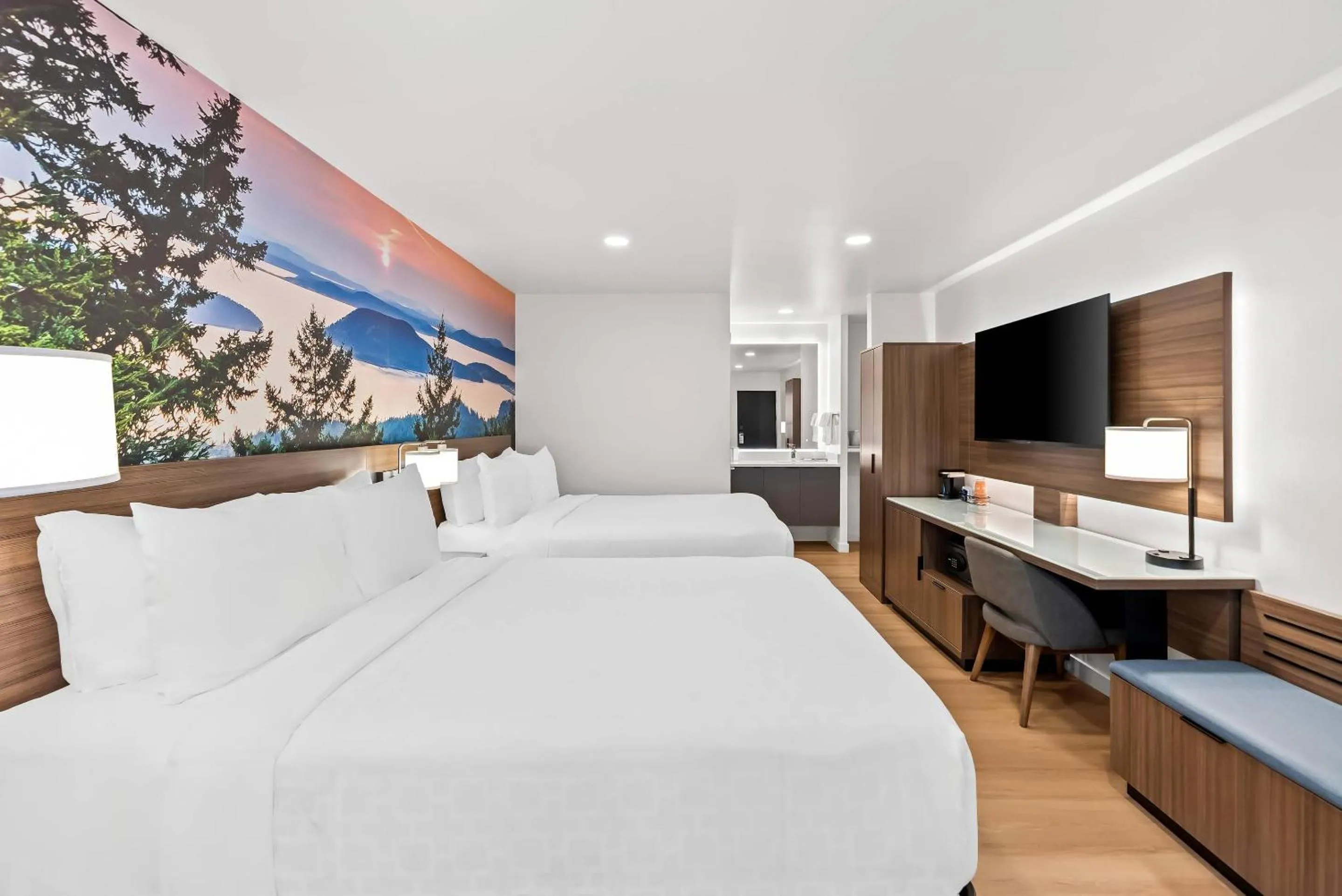 Bedroom, Bed in Clarion Pointe Mount Vernon - Burlington