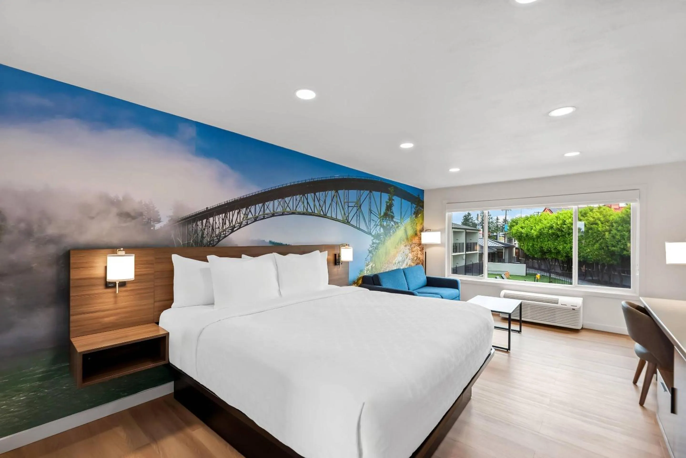 Bedroom, Bed in Clarion Pointe Mount Vernon - Burlington