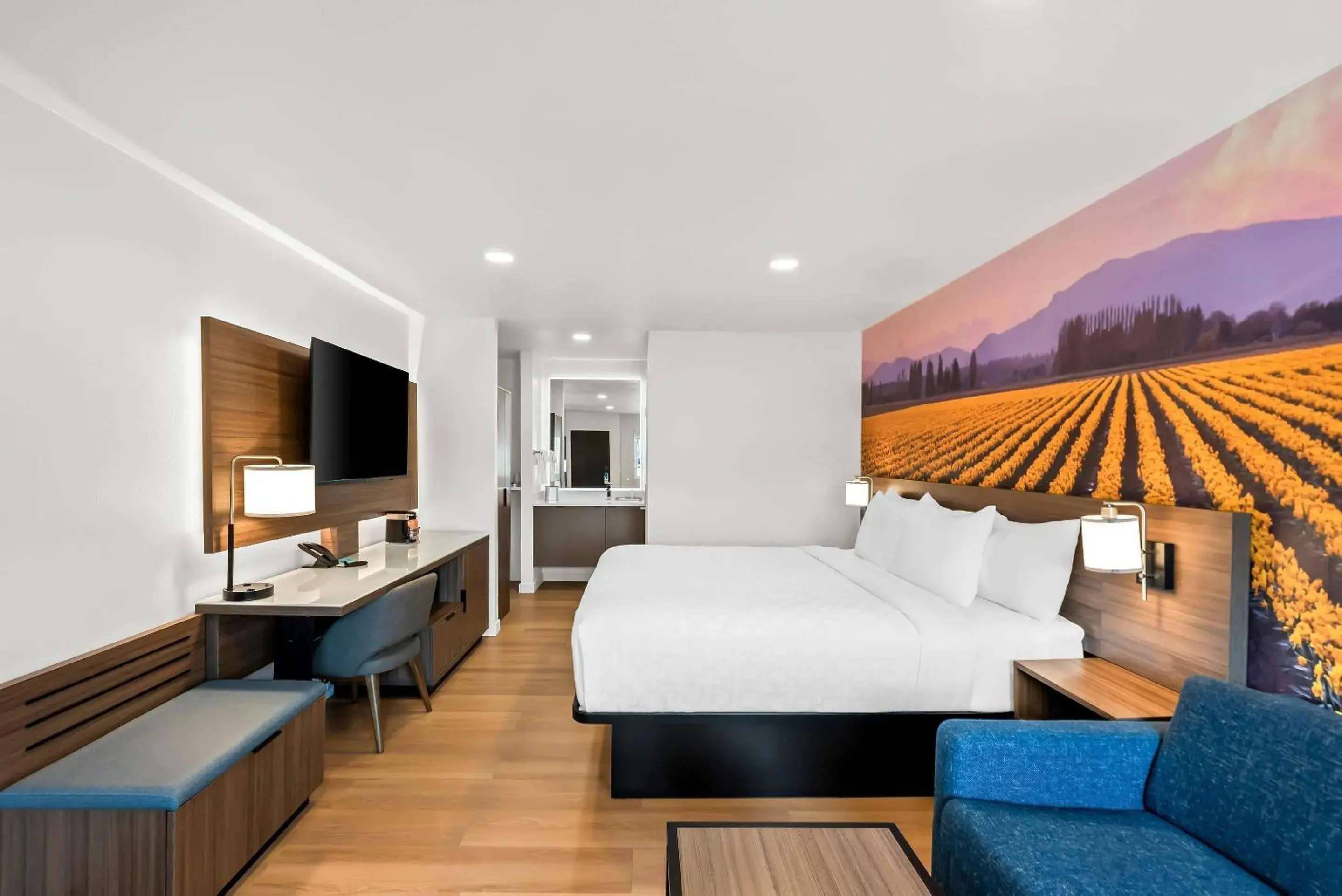 Bedroom, Bed in Clarion Pointe Mount Vernon - Burlington Bedroom, Bed in Clarion Pointe Mount Vernon - Burlington