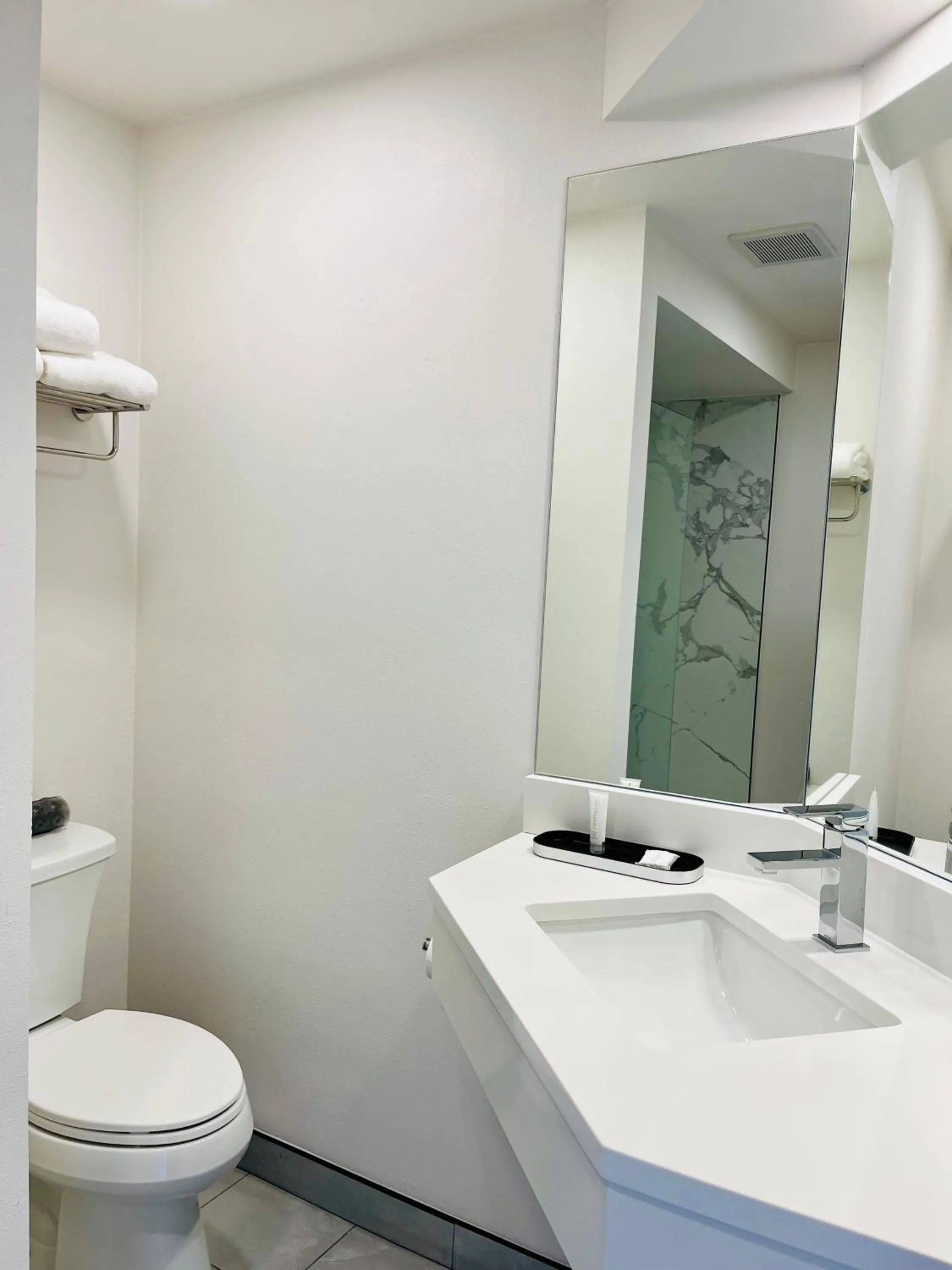 Bathroom in Clarion Pointe Mount Vernon - Burlington