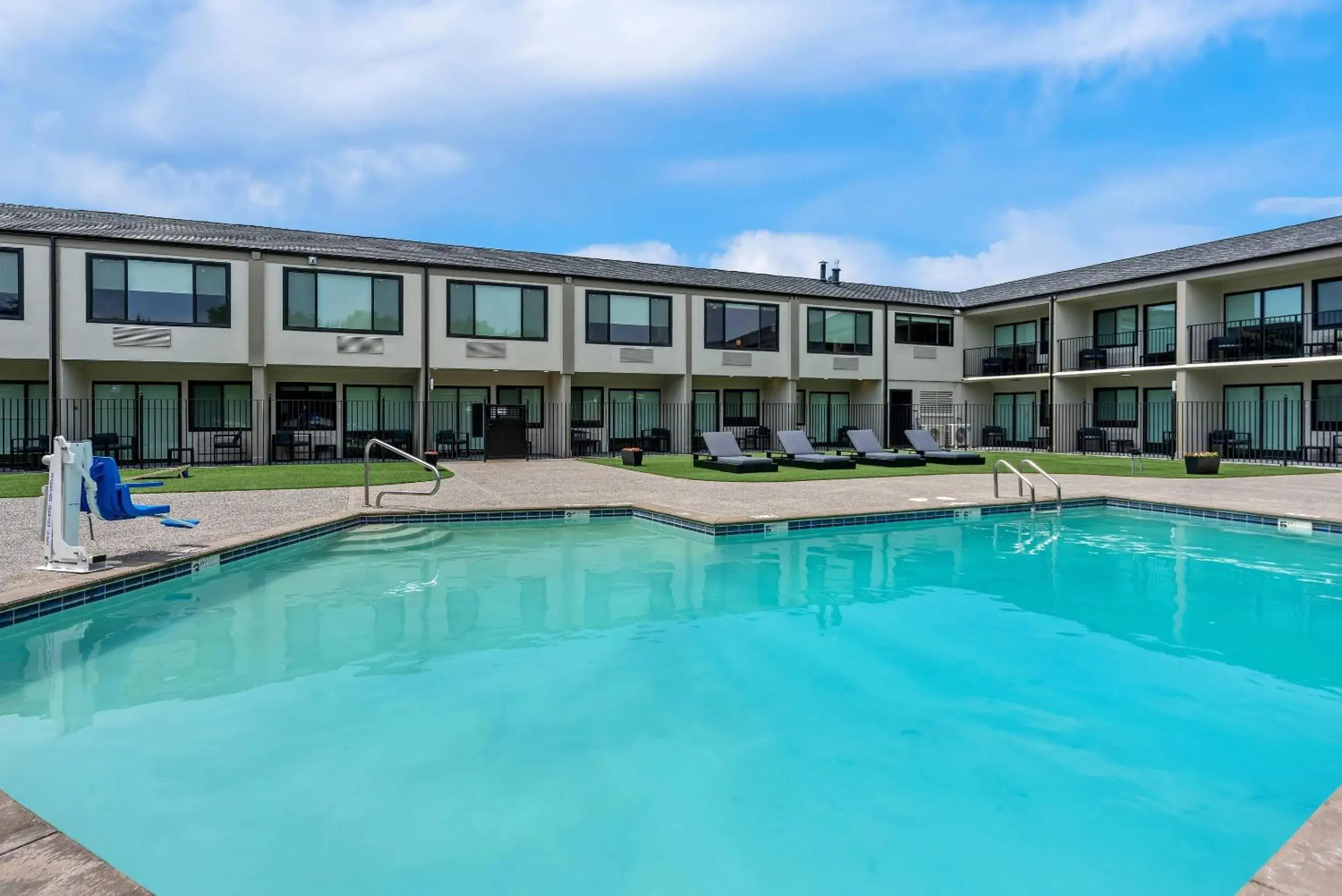Swimming pool in Clarion Pointe Mount Vernon - Burlington Swimming pool in Clarion Pointe Mount Vernon - Burlington