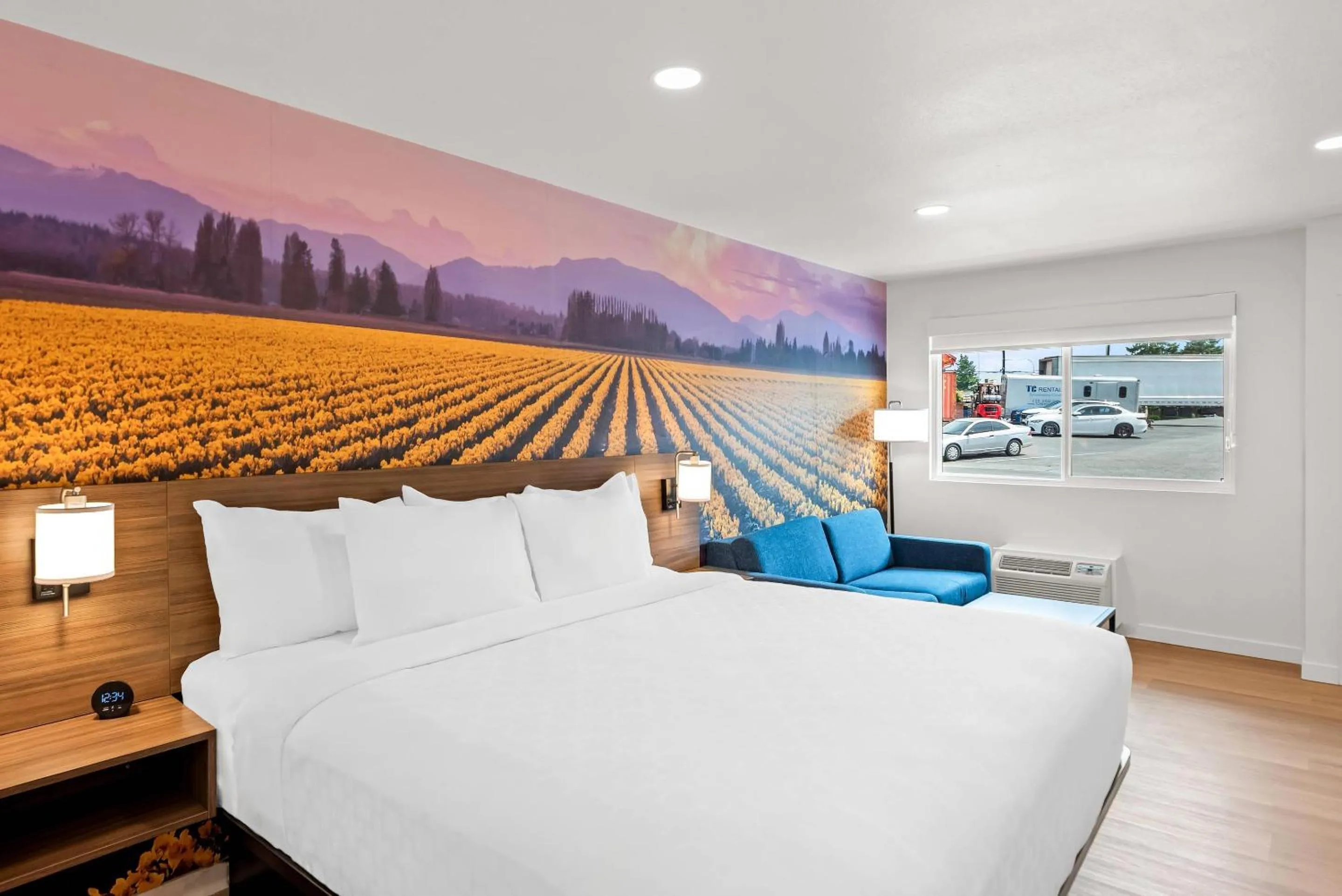 Bedroom, Bed in Clarion Pointe Mount Vernon - Burlington