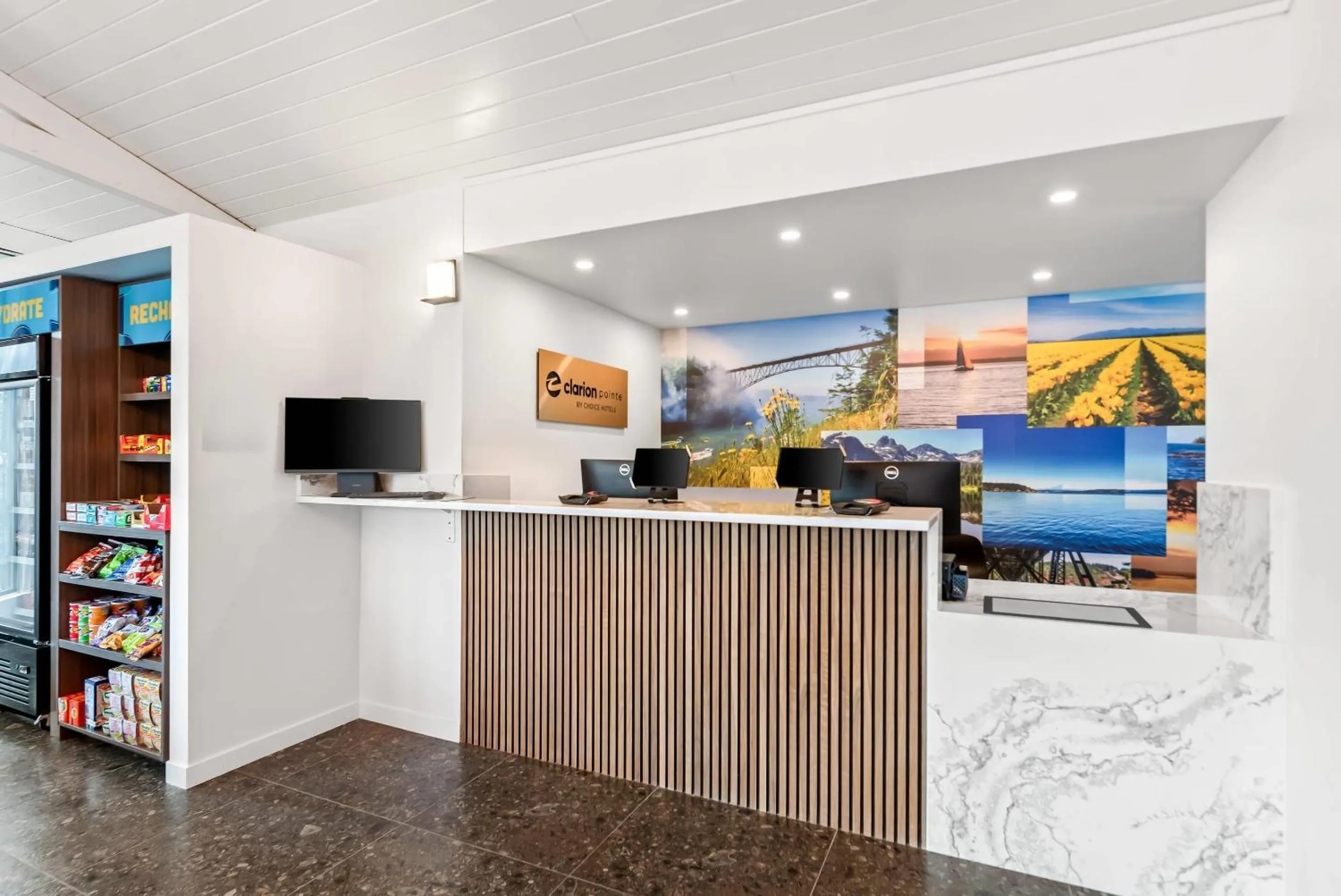 Lobby or reception in Clarion Pointe Mount Vernon - Burlington