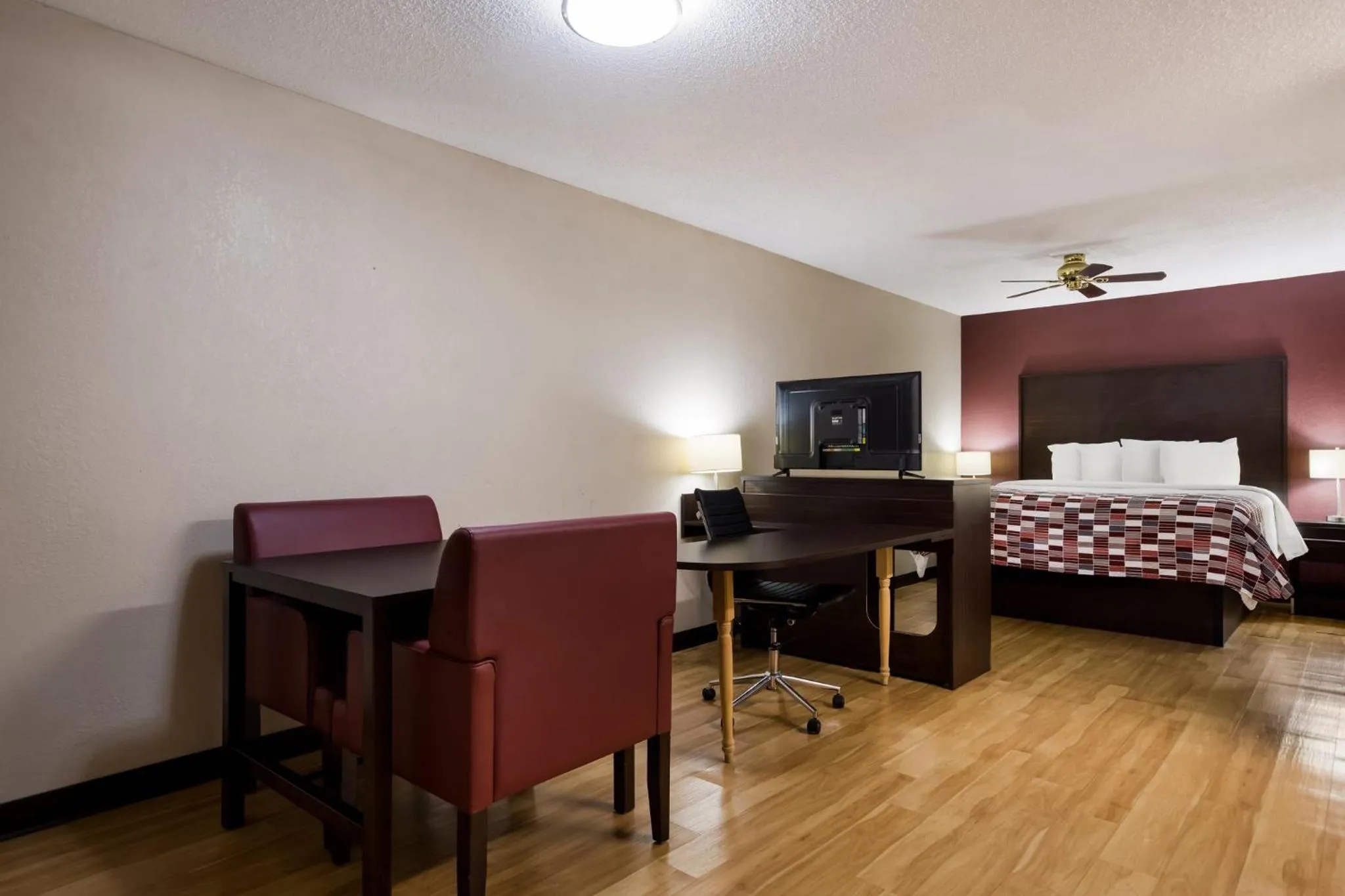 Photo of the whole room, Bed in Red Roof Inn & Suites Statesboro - University