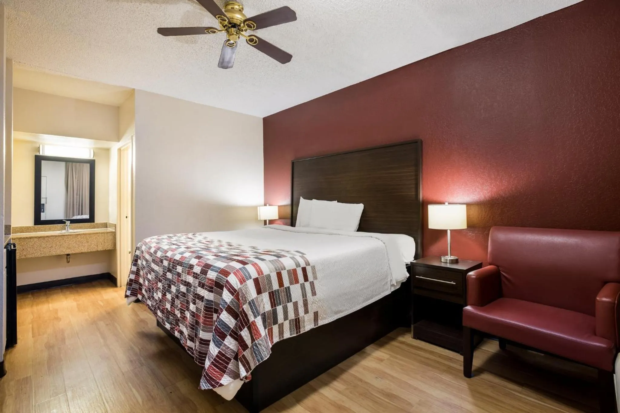 Photo of the whole room, Bed in Red Roof Inn & Suites Statesboro - University