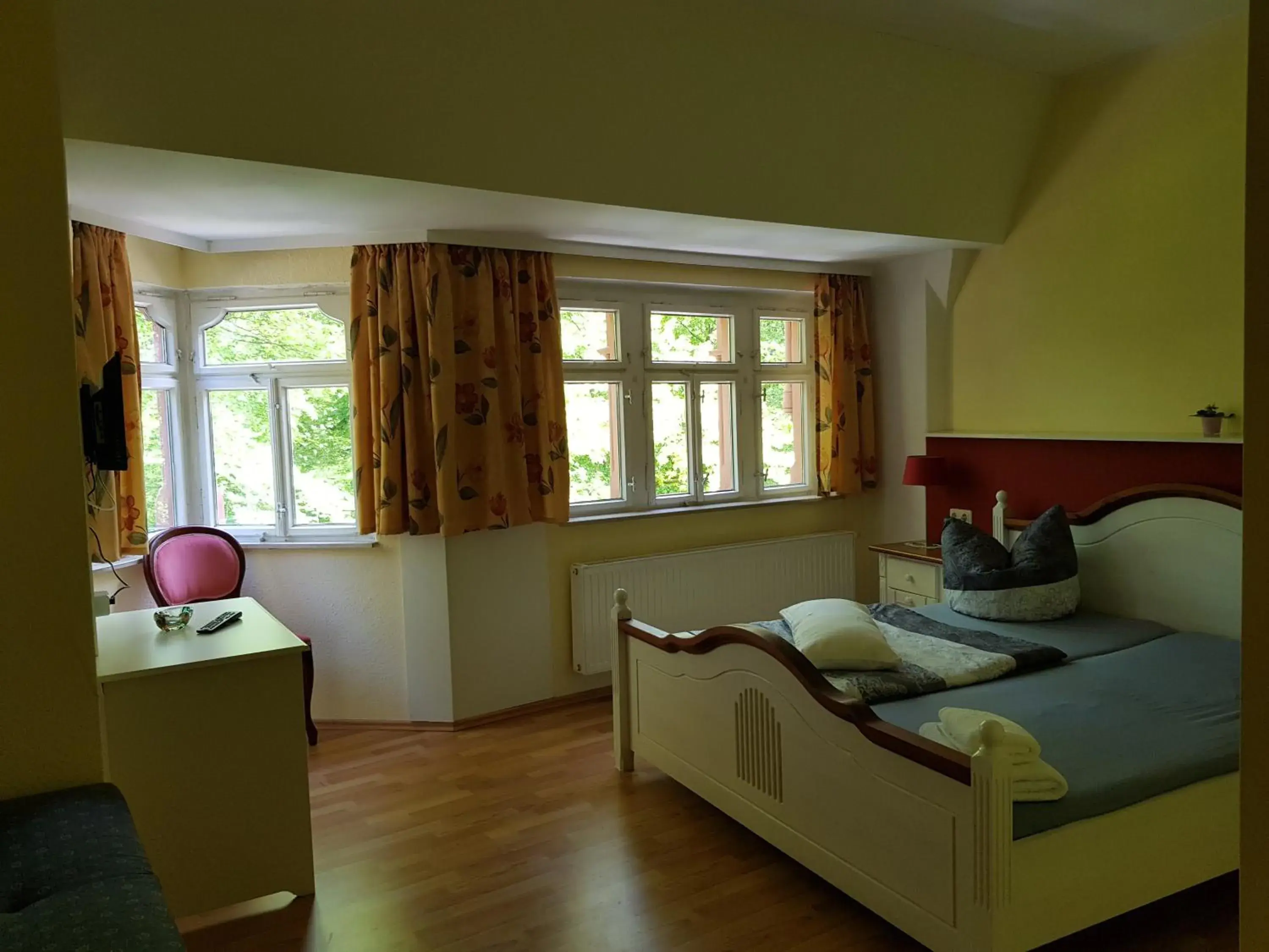 Double Room with Garden View - single occupancy in Parkschlösschen in Greiz Double Room with Garden View - single occupancy in Parkschlösschen in Greiz