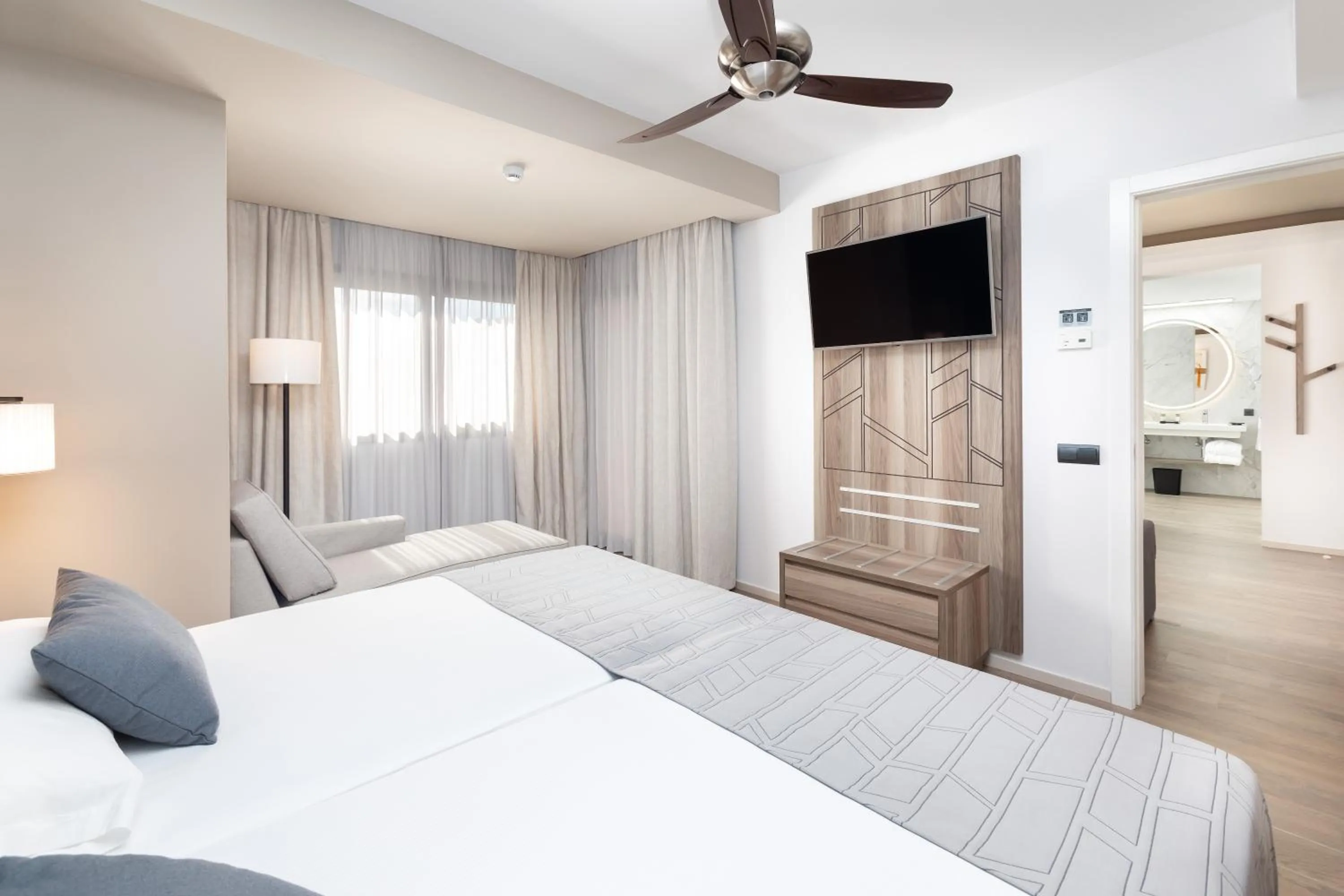 Bed in Hotel Riu Palace Oasis