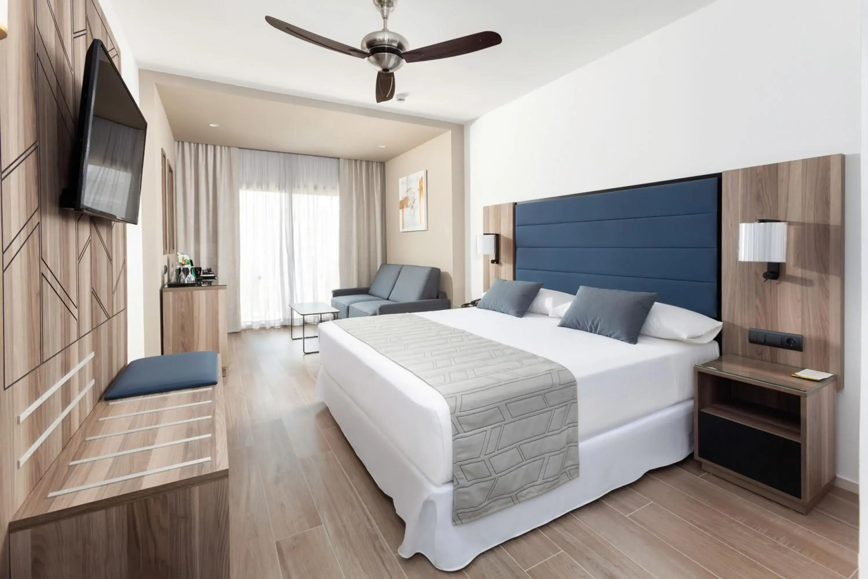 Photo of the whole room, Bed in Hotel Riu Palace Oasis Photo of the whole room, Bed in Hotel Riu Palace Oasis