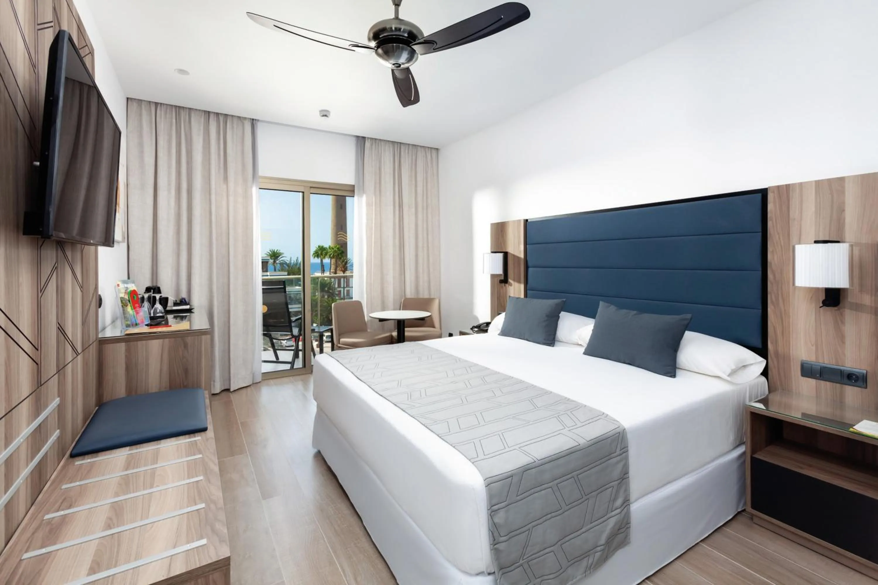 TV and multimedia, Bed in Hotel Riu Palace Oasis