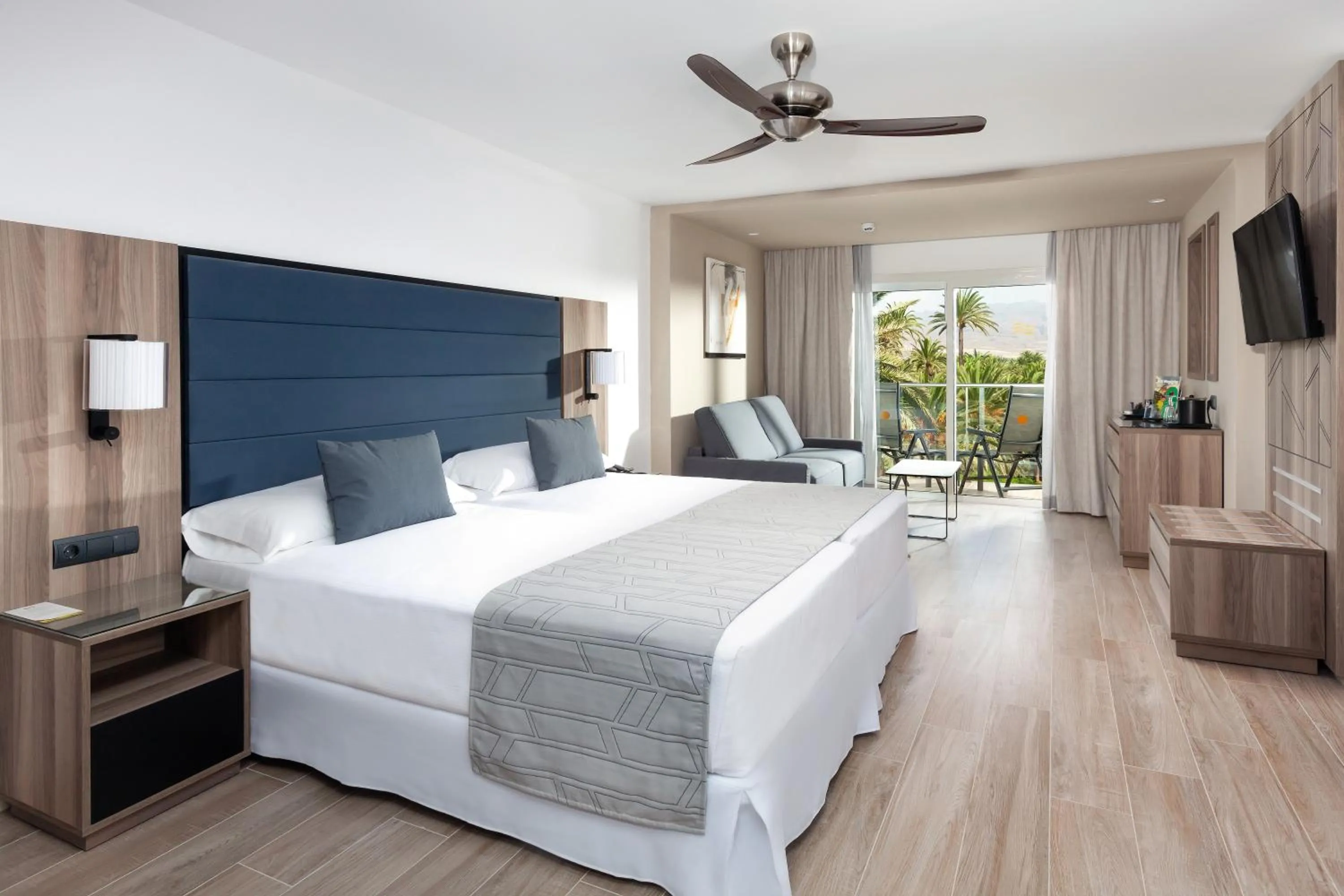 TV and multimedia, Bed in Hotel Riu Palace Oasis