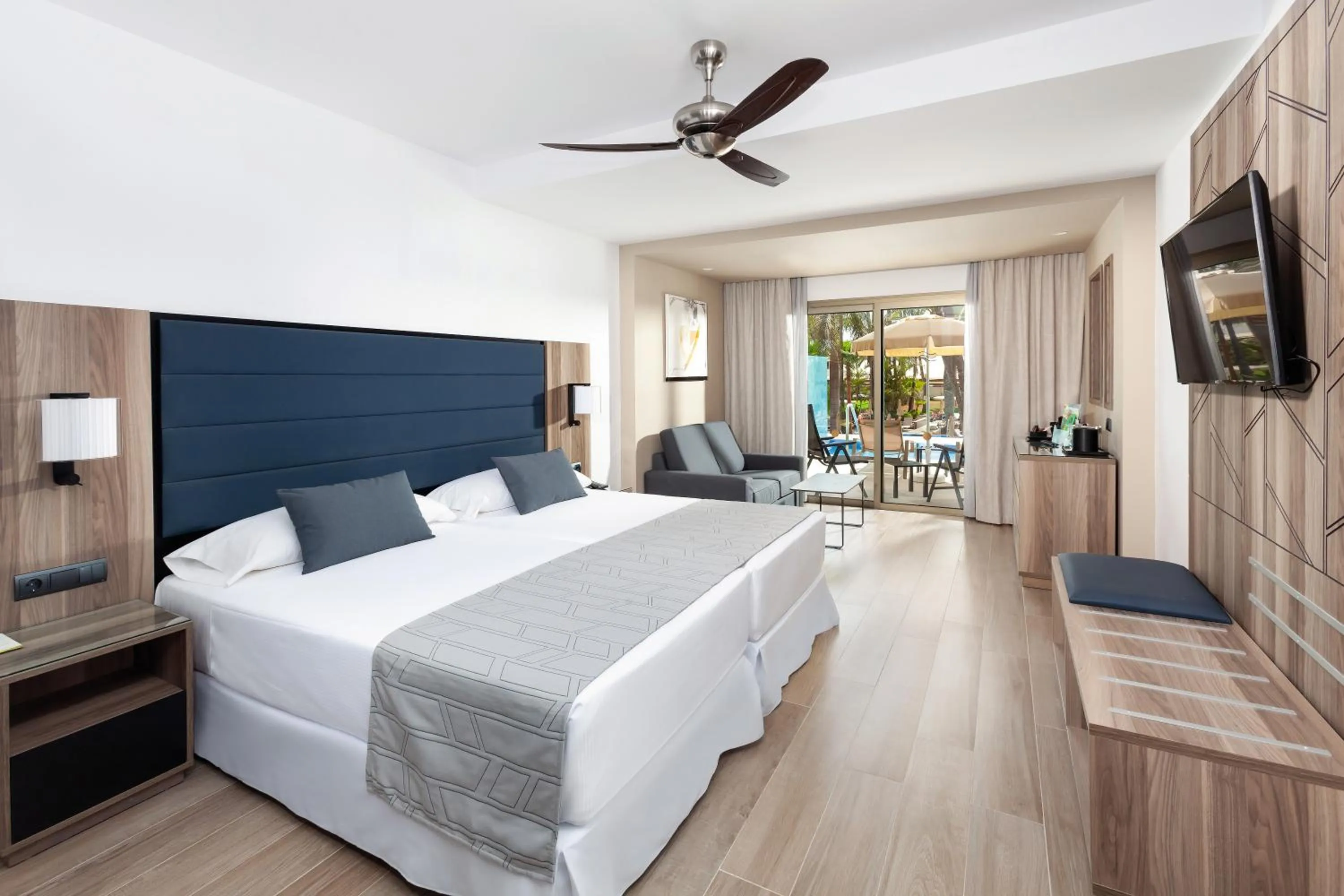 TV and multimedia, Bed in Hotel Riu Palace Oasis