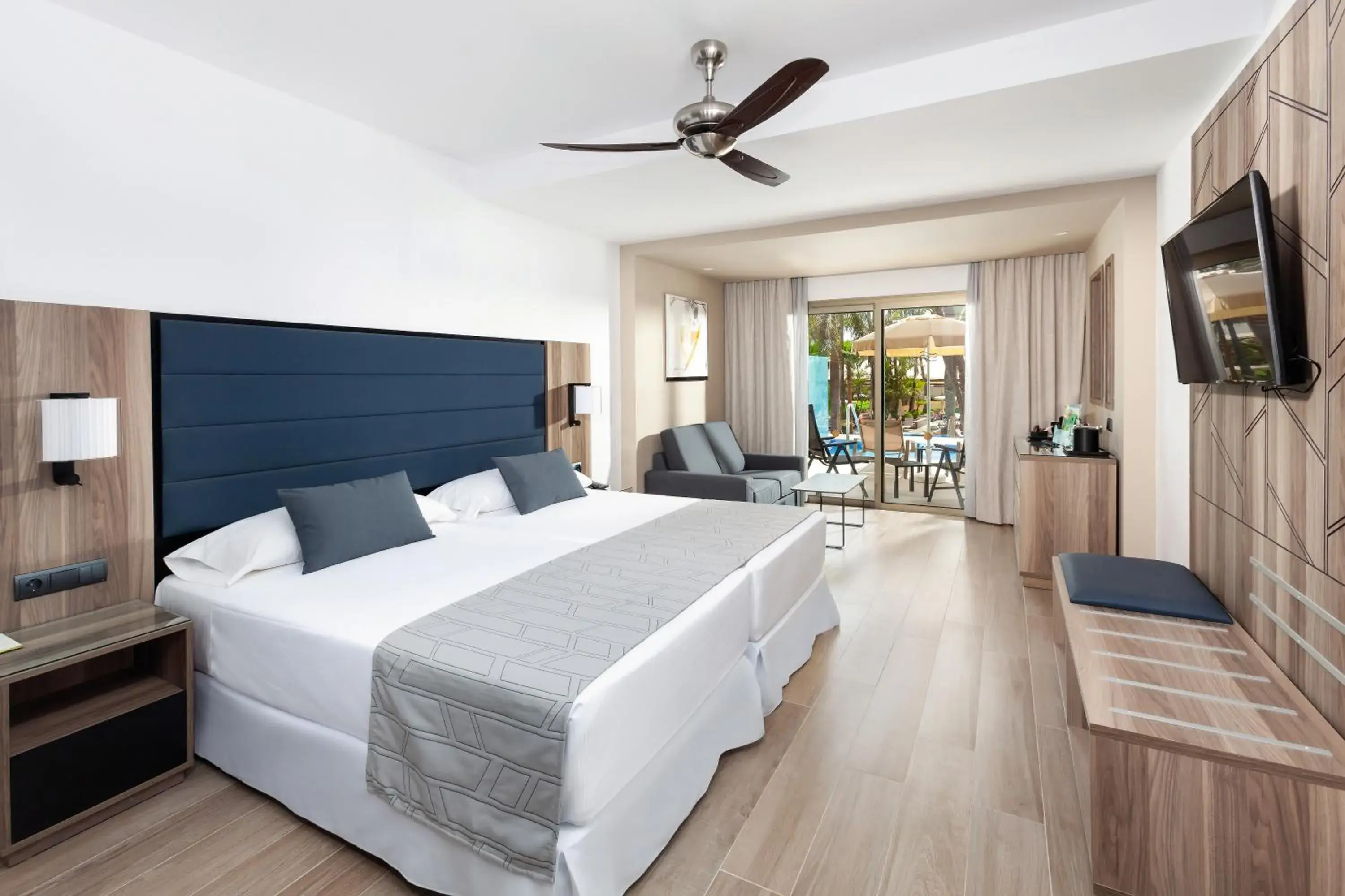 TV and multimedia, Bed in Hotel Riu Palace Oasis TV and multimedia, Bed in Hotel Riu Palace Oasis