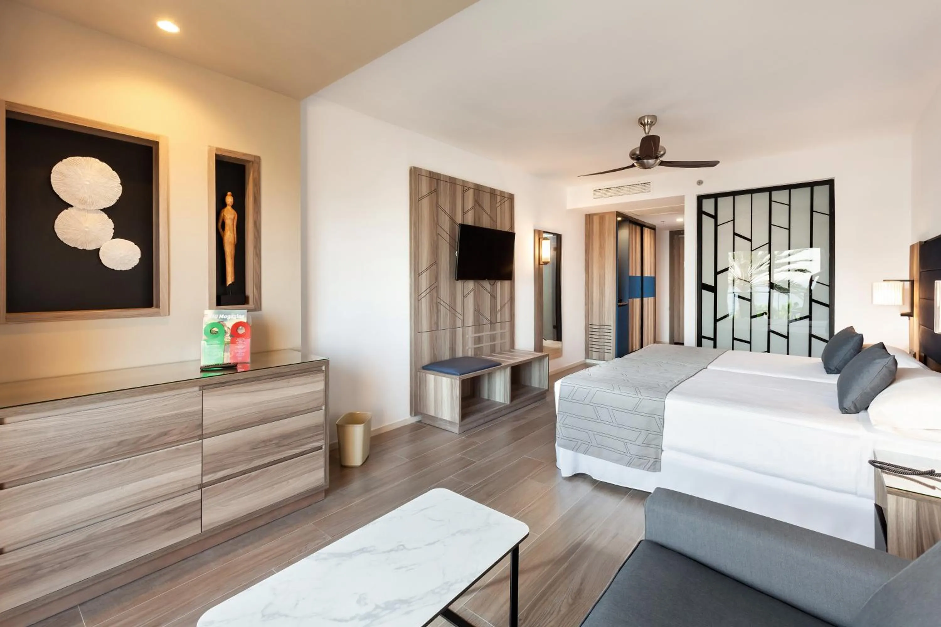 Photo of the whole room, Bed in Hotel Riu Palace Oasis