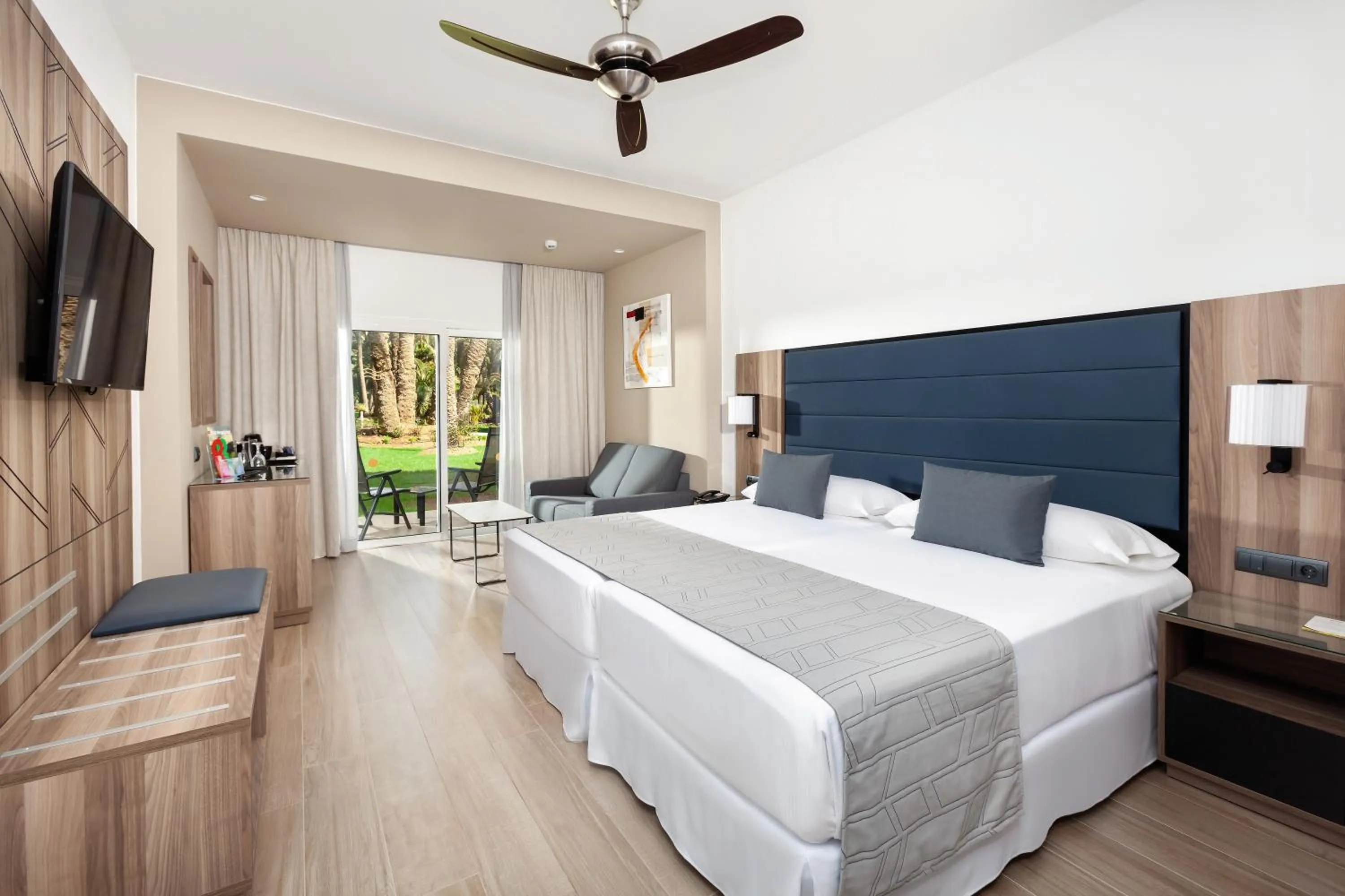 TV and multimedia, Bed in Hotel Riu Palace Oasis