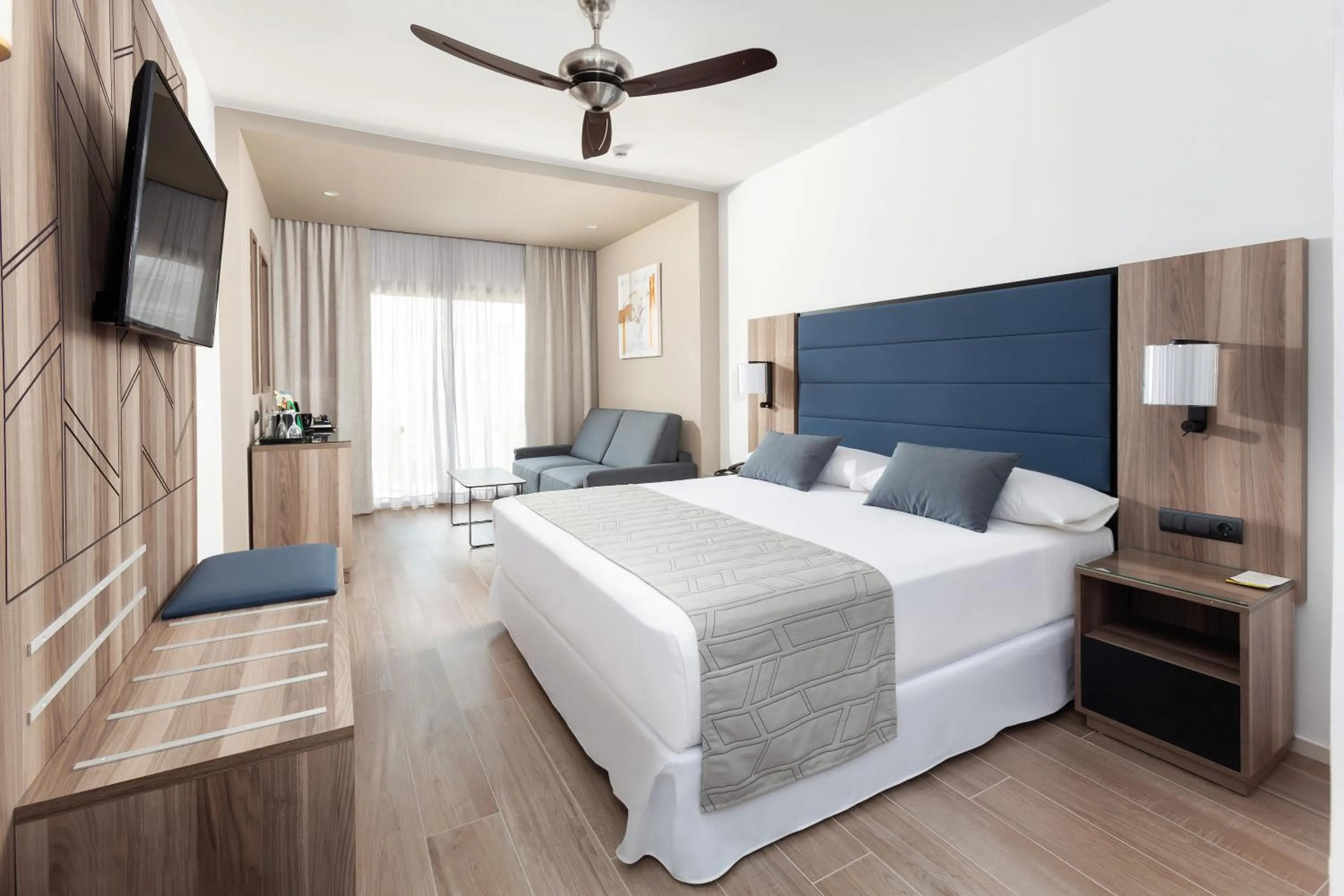 Photo of the whole room, Bed in Hotel Riu Palace Oasis