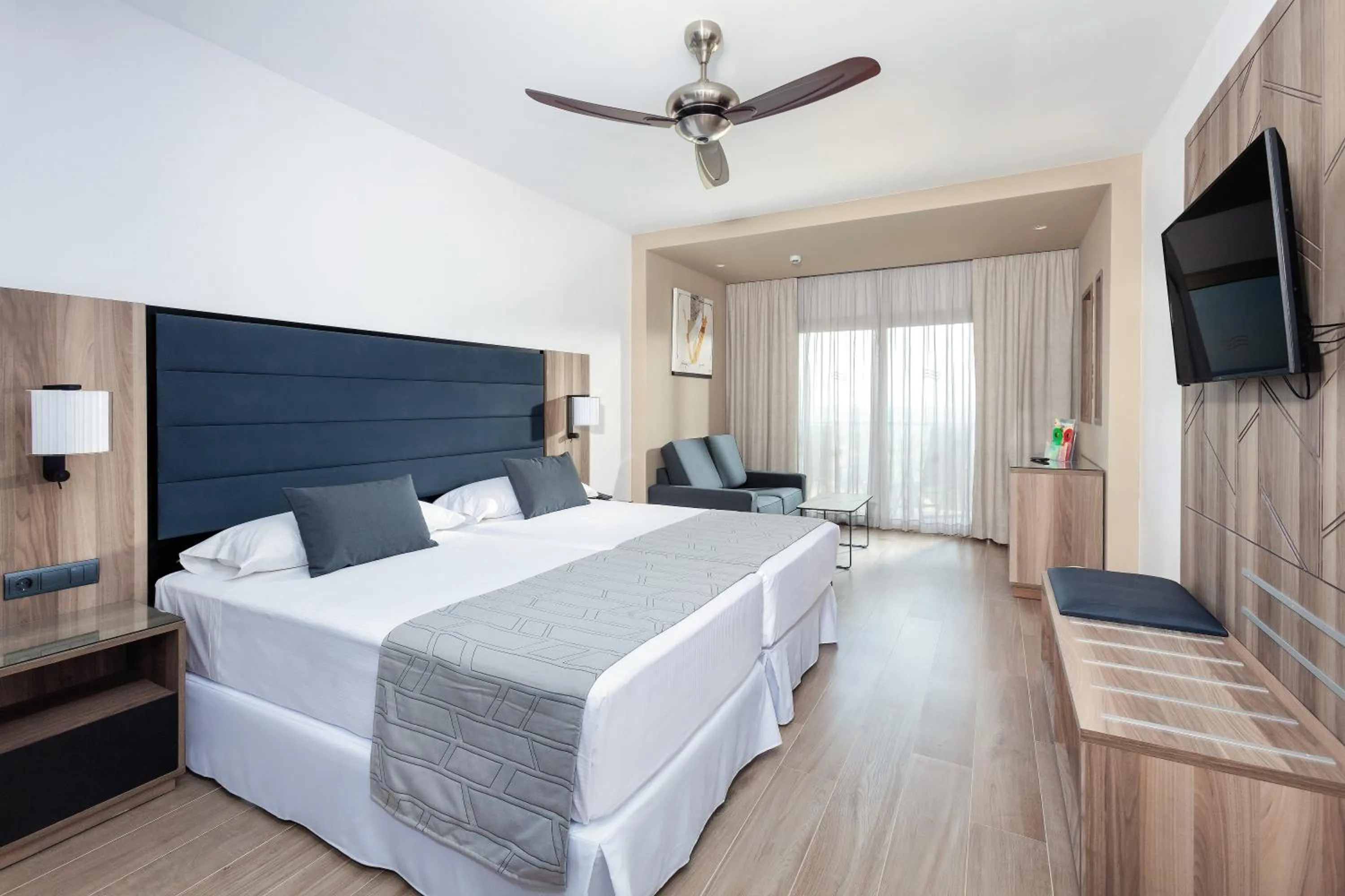 Photo of the whole room, Bed in Hotel Riu Palace Oasis