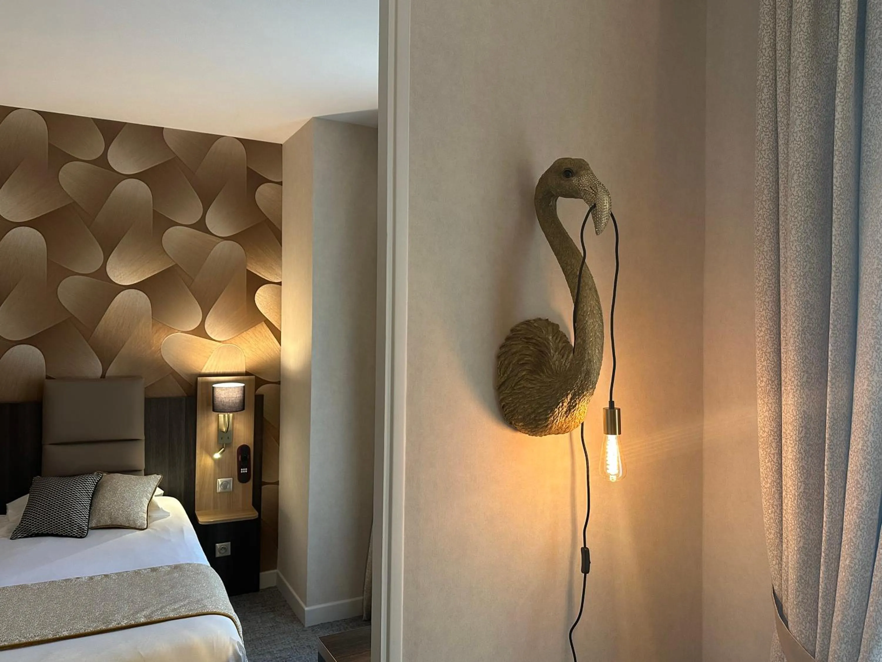 Decorative detail, Bed in HOTEL ARVERNA VICHY - ClT'HOTEL