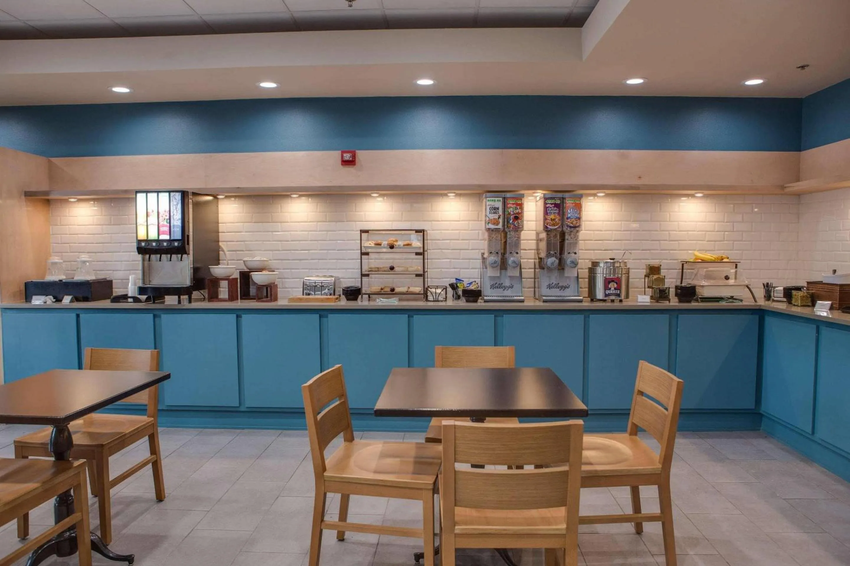 Breakfast in Country Inn & Suites by Radisson, Harlingen, TX