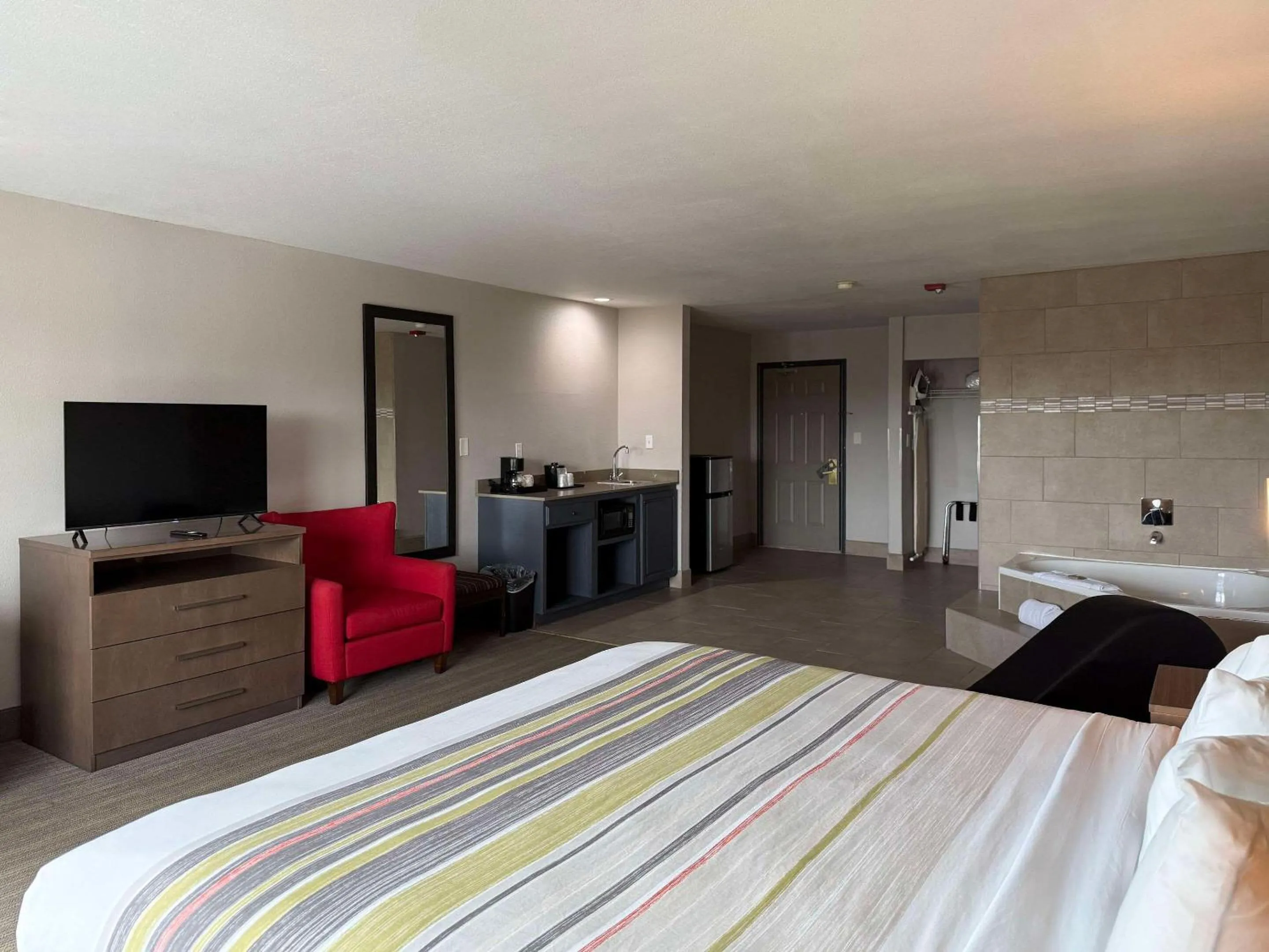 Bedroom, Bed in Country Inn & Suites by Radisson, Harlingen, TX