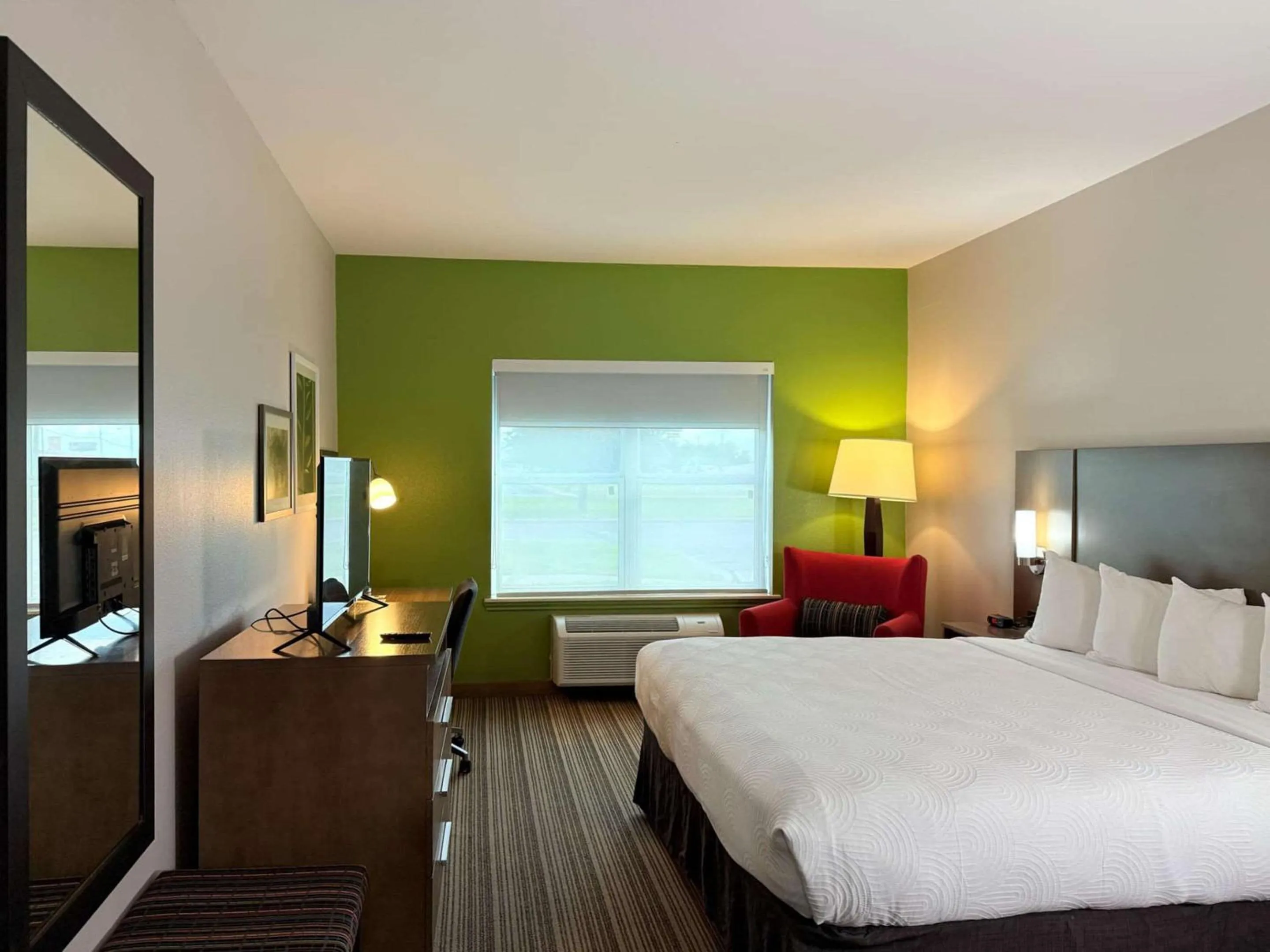 Bedroom, Bed in Country Inn & Suites by Radisson, Harlingen, TX