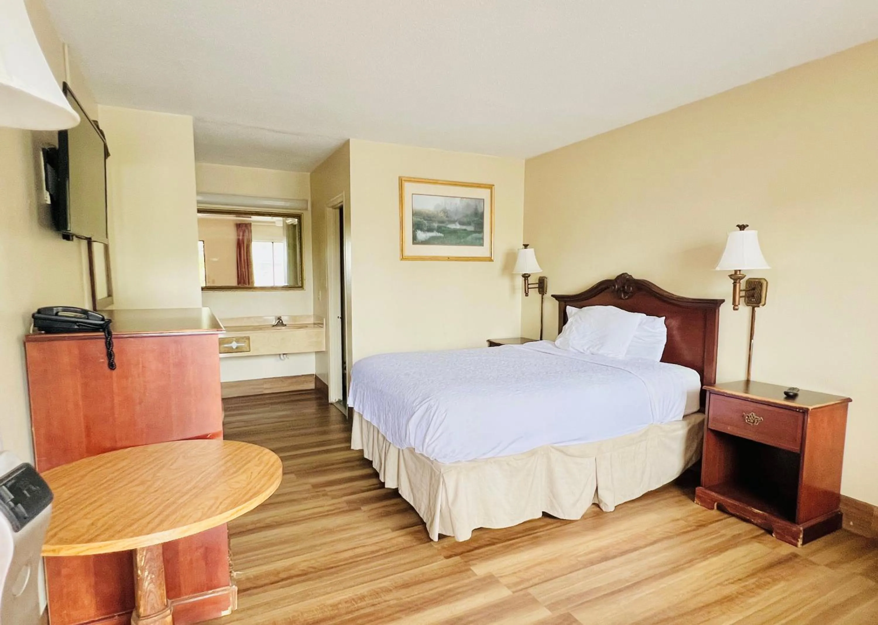 Bed in Knights Inn Point South Yemassee