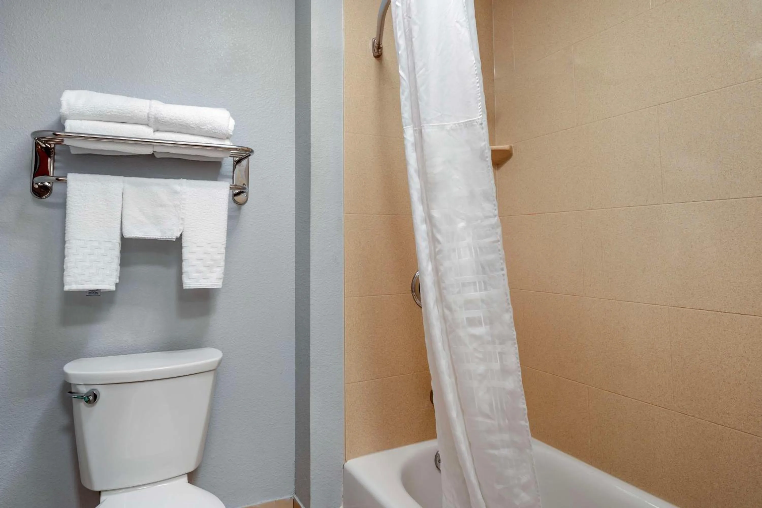 Bathroom in Best Western St. Clairsville Inn & Suites