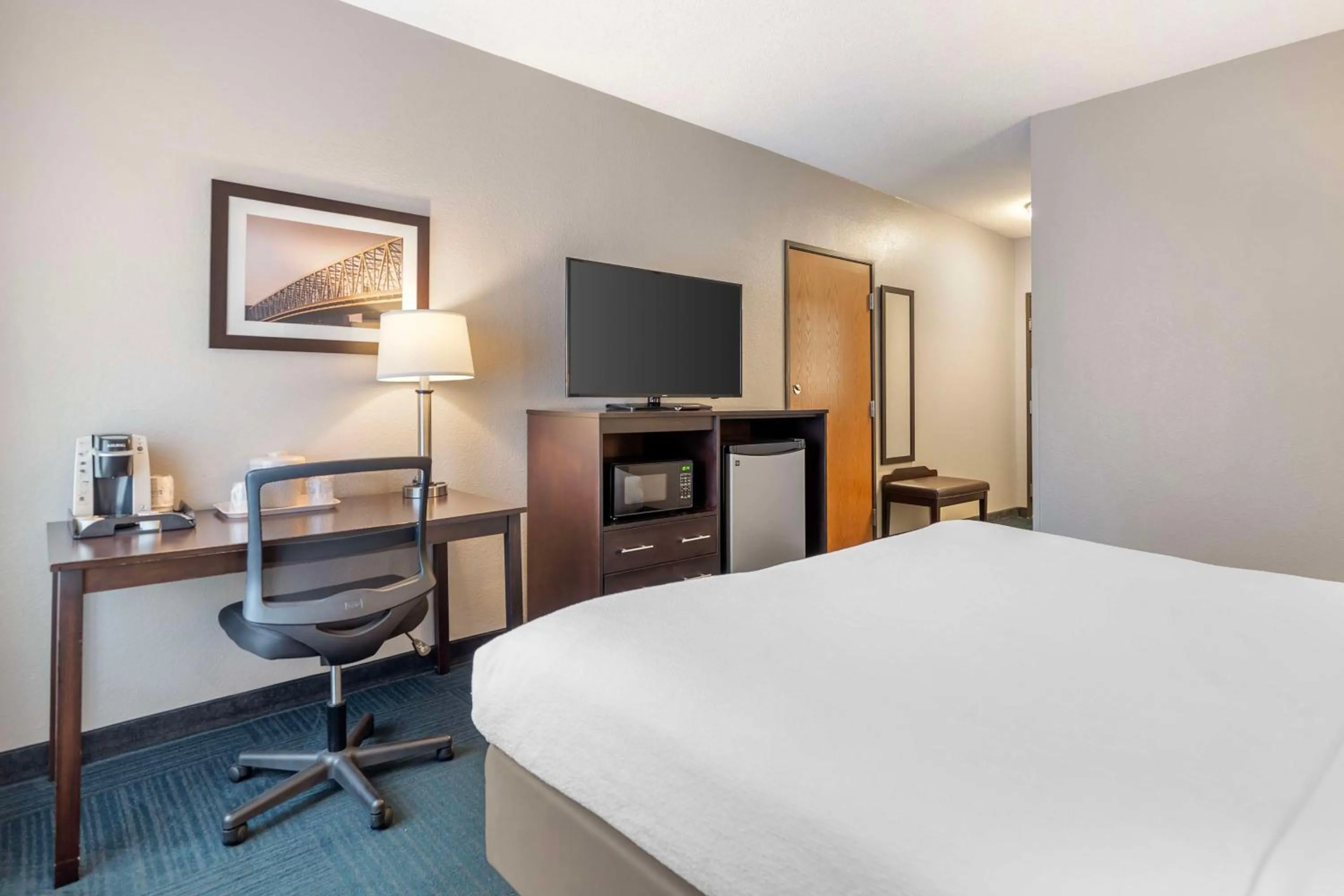 Bedroom, Bed in Best Western St. Clairsville Inn & Suites