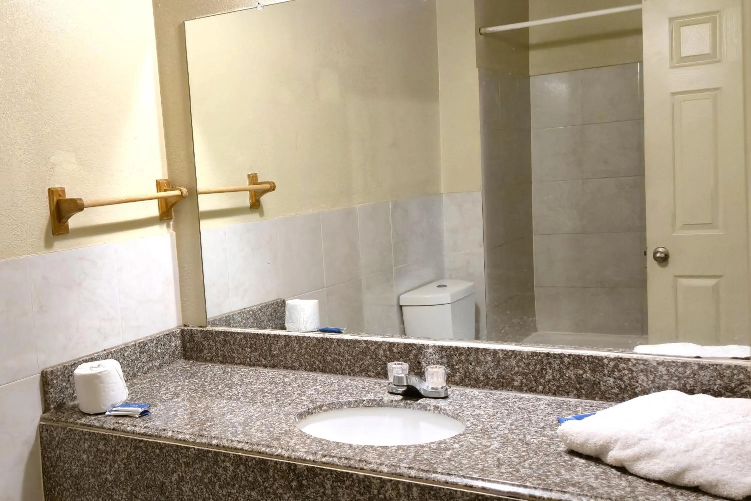 Bathroom in Cole Manor Motel By OYO Love Field Market Center