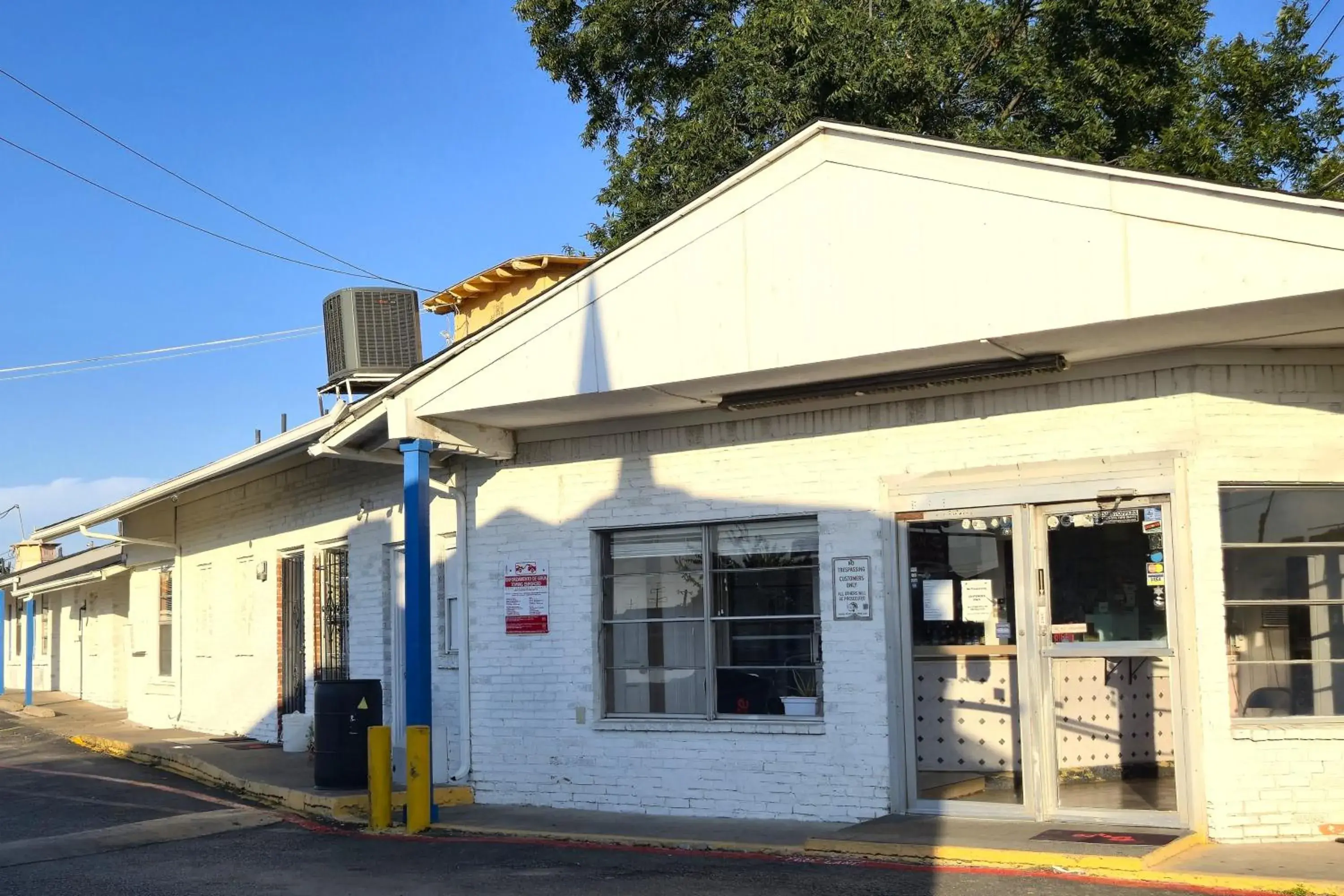 Facade/entrance in Cole Manor Motel By OYO Love Field Market Center Facade/entrance in Cole Manor Motel By OYO Love Field Market Center