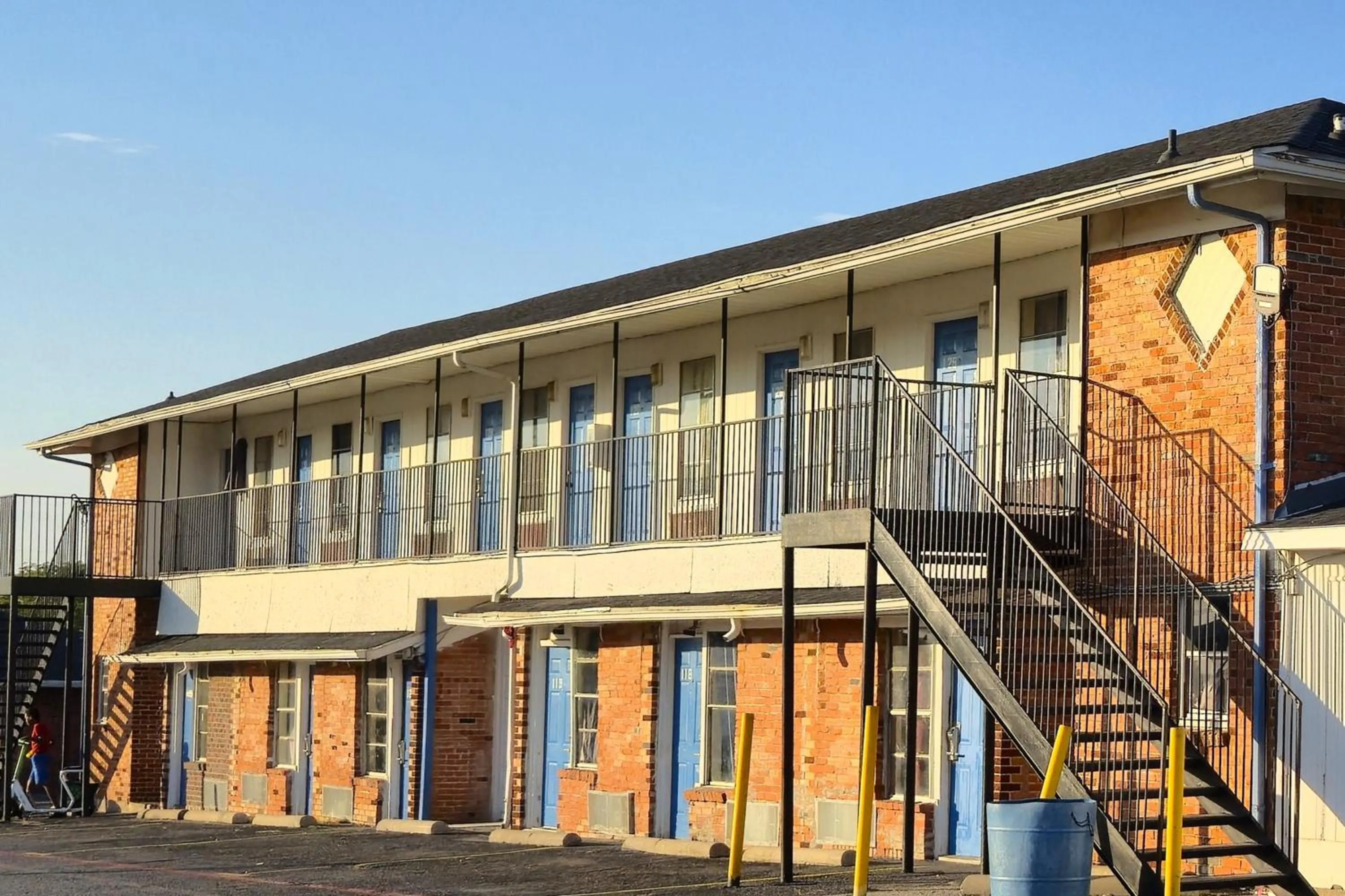 Property building in Cole Manor Motel By OYO Love Field Market Center