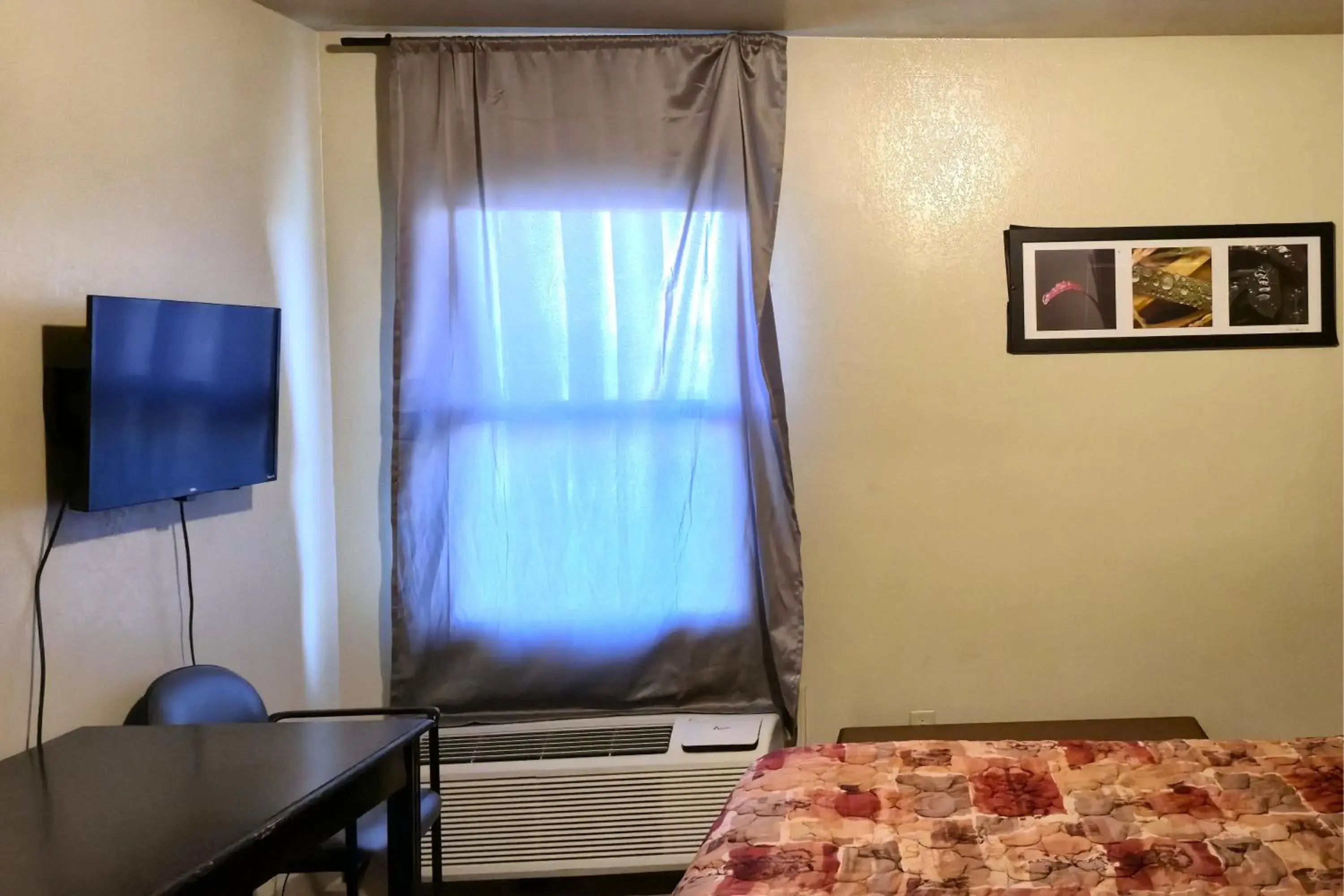 Bedroom, Bed in Cole Manor Motel By OYO Love Field Market Center Bedroom, Bed in Cole Manor Motel By OYO Love Field Market Center