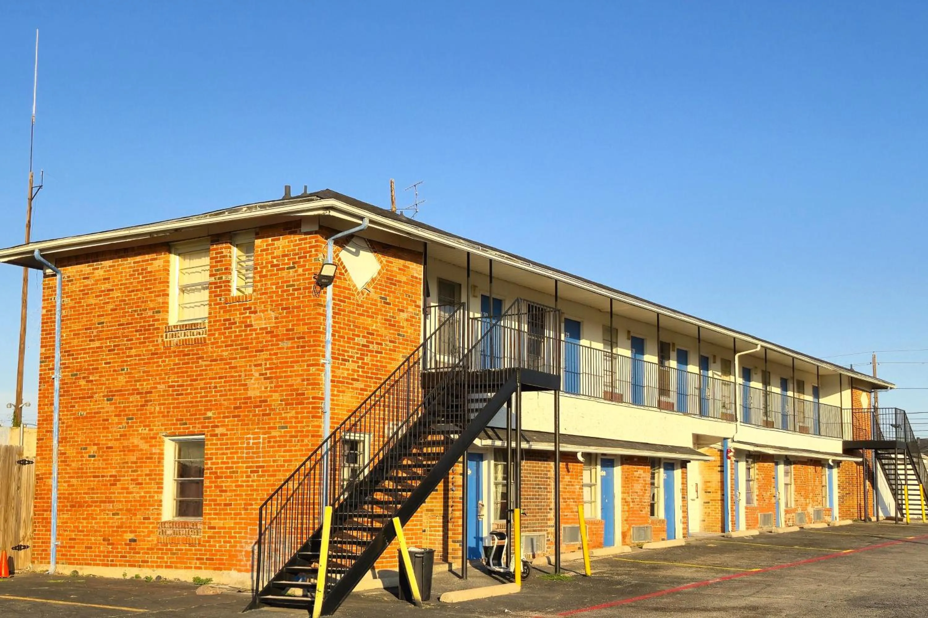Property building in Cole Manor Motel By OYO Love Field Market Center