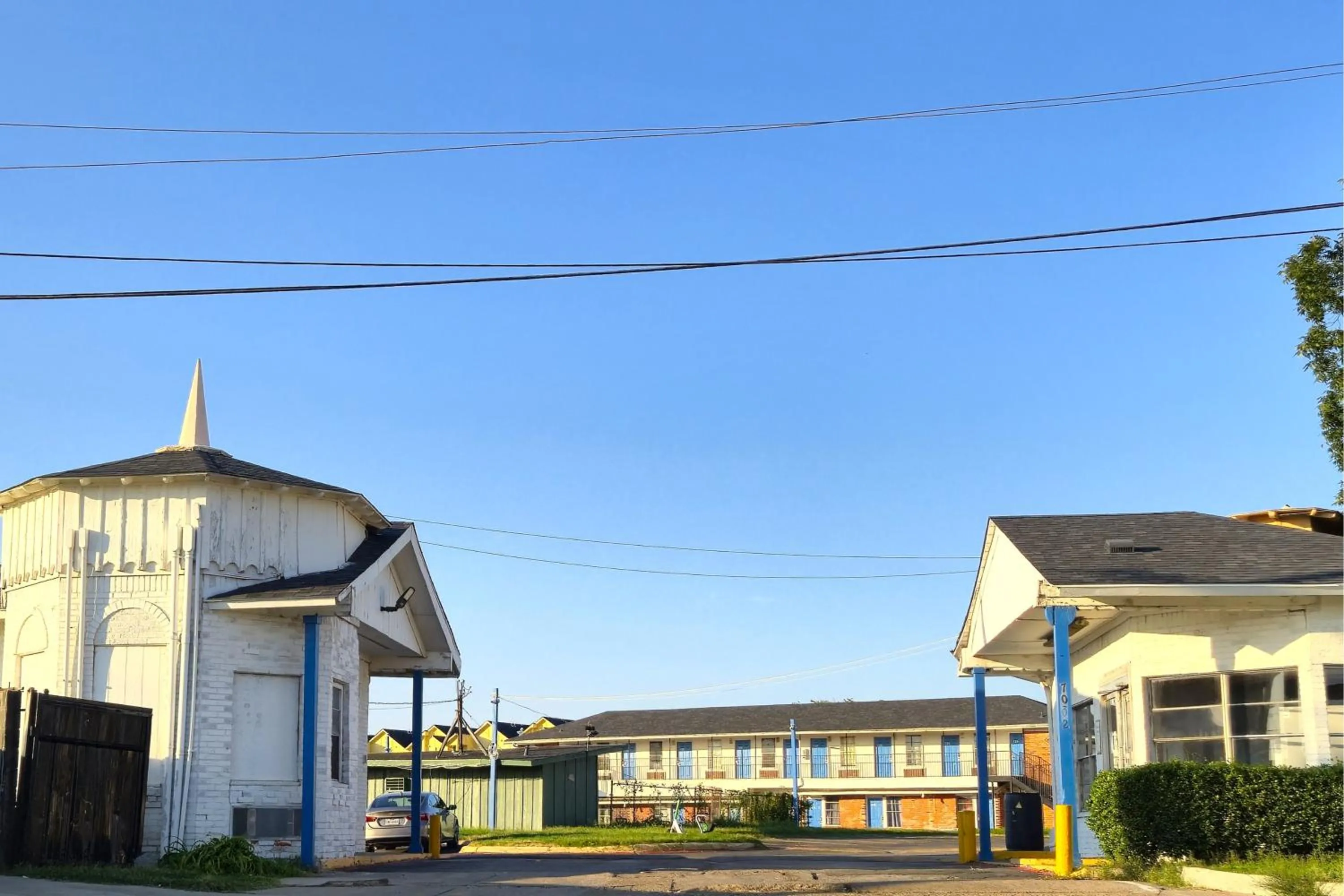 Property building in Cole Manor Motel By OYO Love Field Market Center