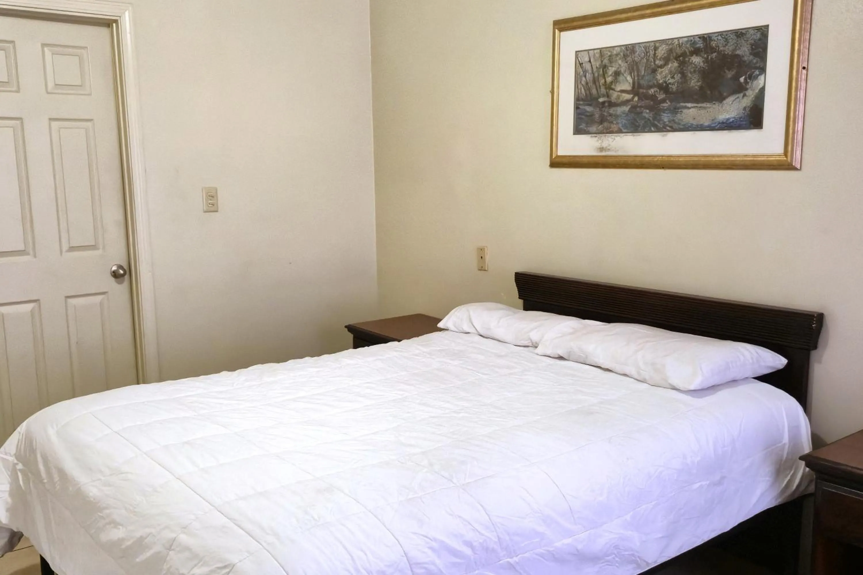 Bedroom, Bed in Cole Manor Motel By OYO Love Field Market Center