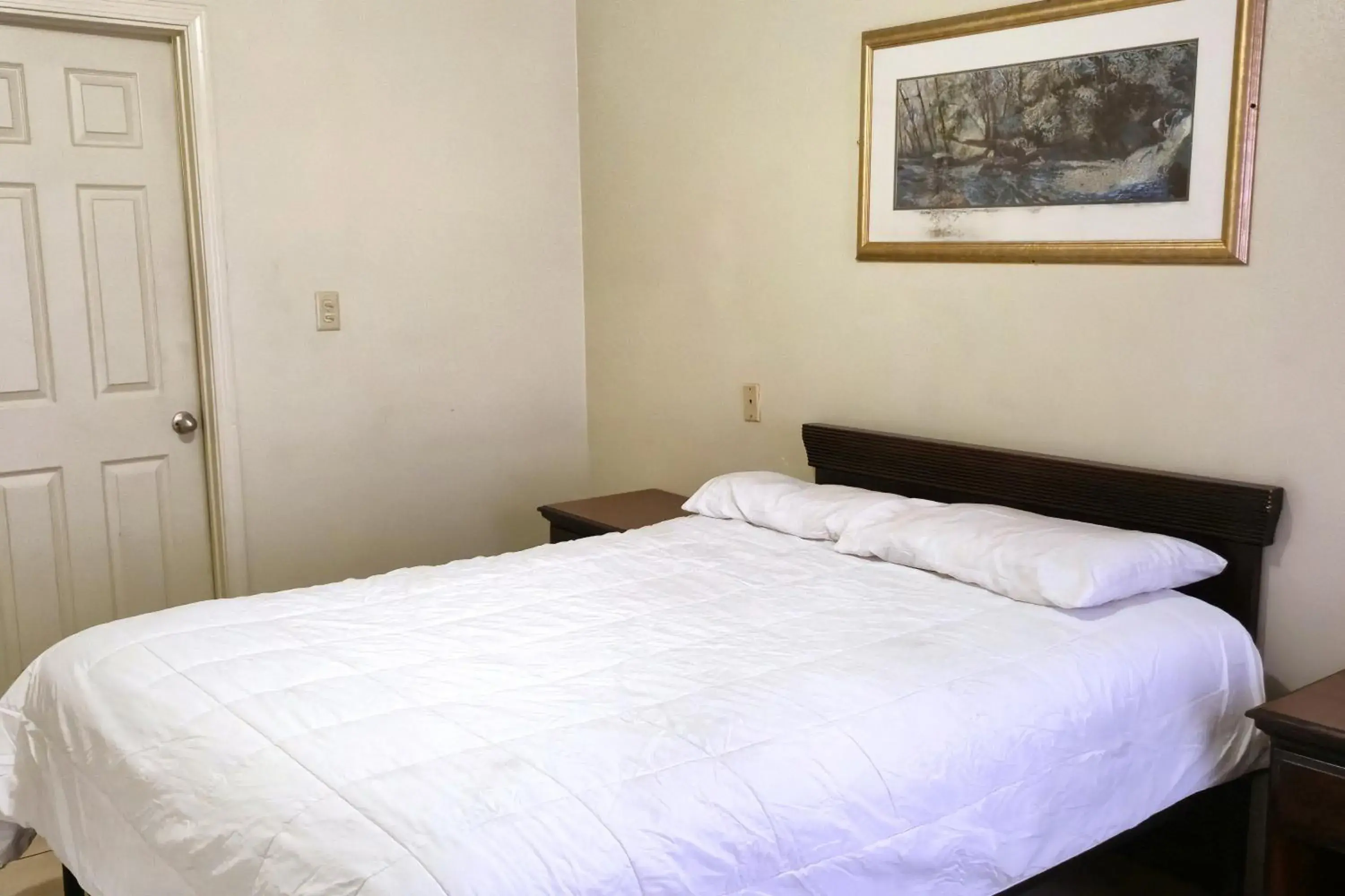 Bedroom, Bed in Cole Manor Motel By OYO Love Field Market Center Bedroom, Bed in Cole Manor Motel By OYO Love Field Market Center