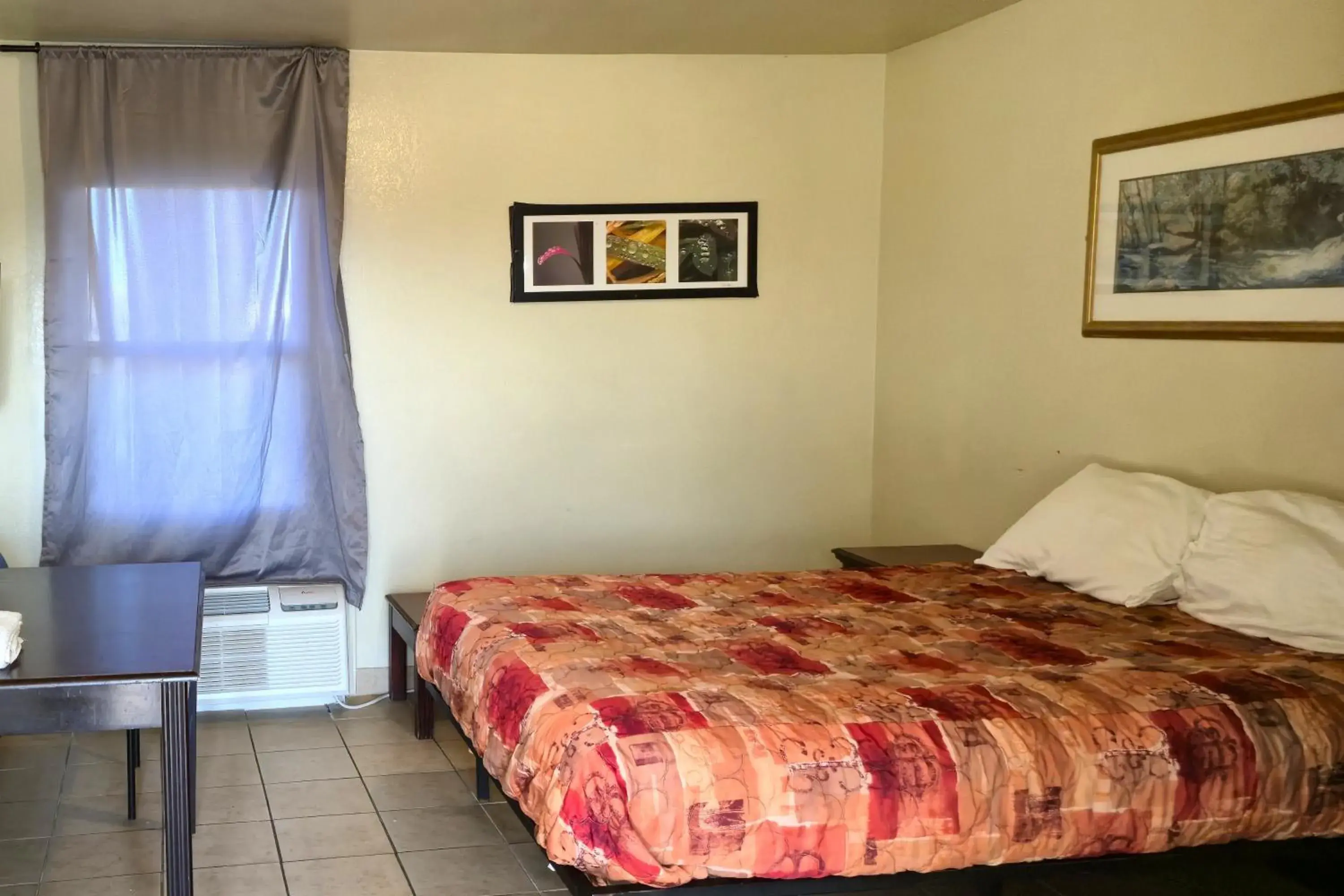 Bedroom, Bed in Cole Manor Motel By OYO Love Field Market Center Bedroom, Bed in Cole Manor Motel By OYO Love Field Market Center