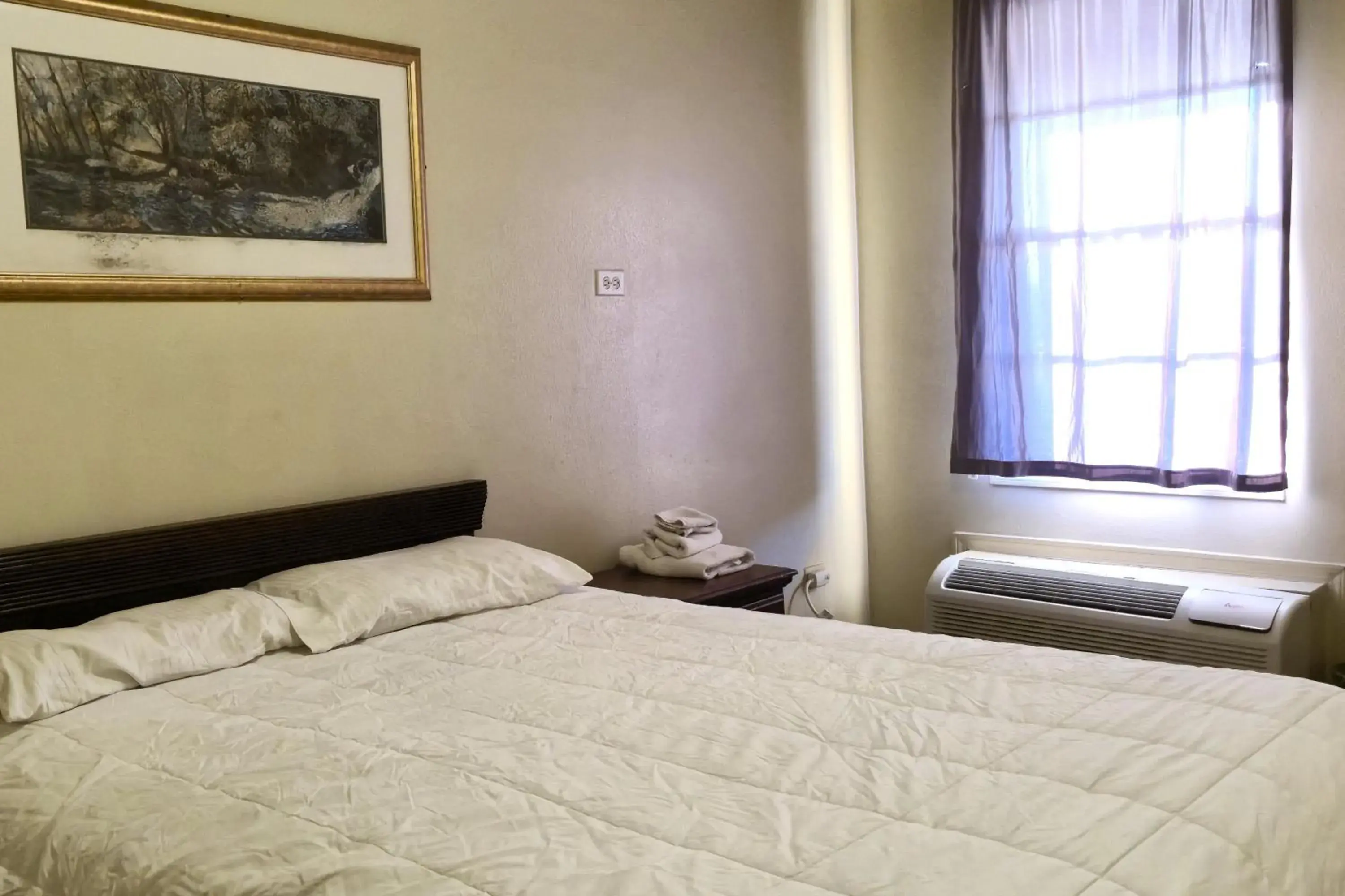 Bedroom, Bed in Cole Manor Motel By OYO Love Field Market Center Bedroom, Bed in Cole Manor Motel By OYO Love Field Market Center