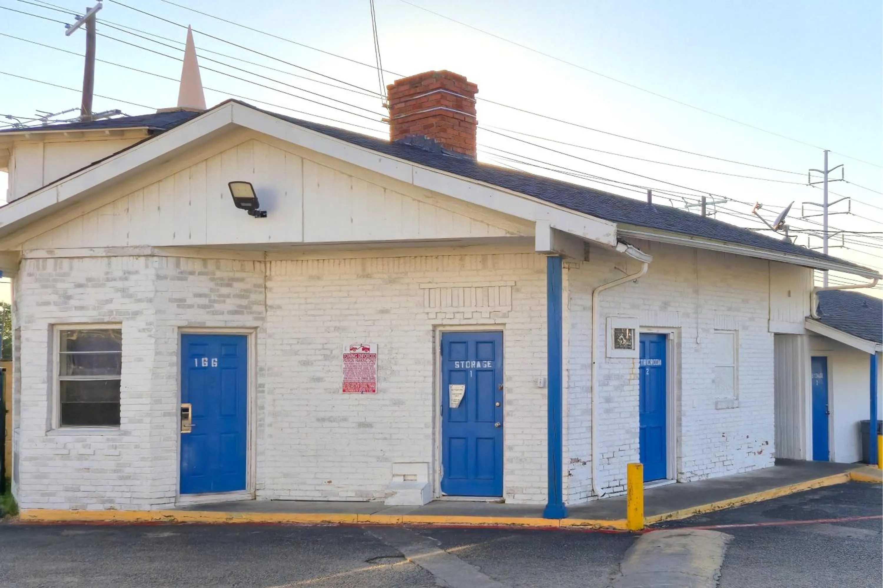 Property building in Cole Manor Motel By OYO Love Field Market Center