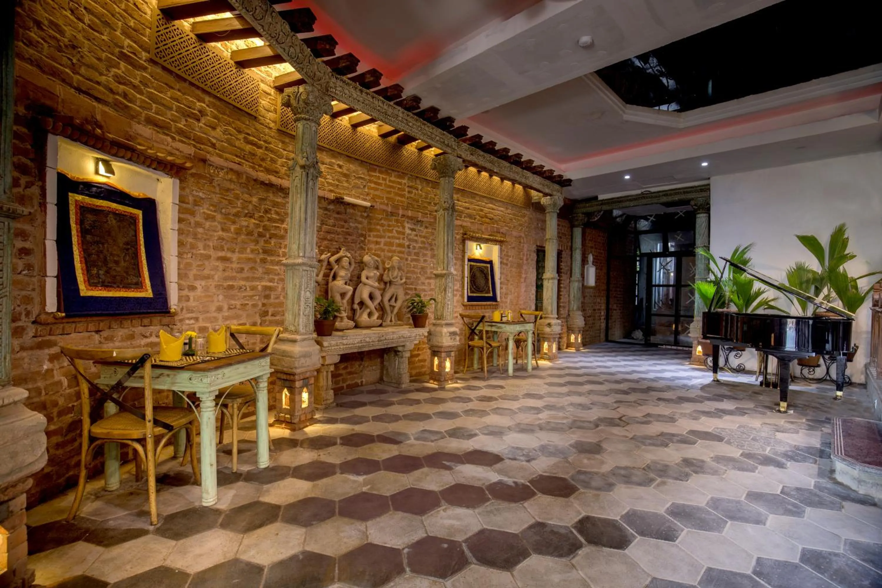 Restaurant/places to eat in Heritage Hotel Suites and Spa