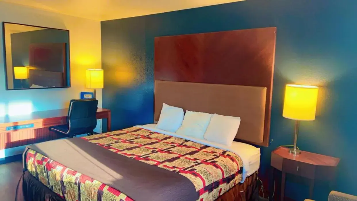 Bed in Rodeway Inn Bed in Rodeway Inn