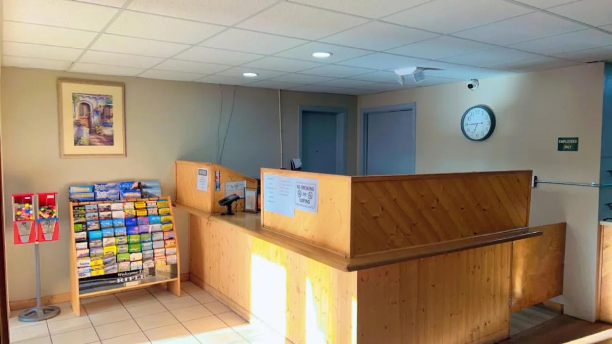 Lobby or reception in Rodeway Inn Rifle