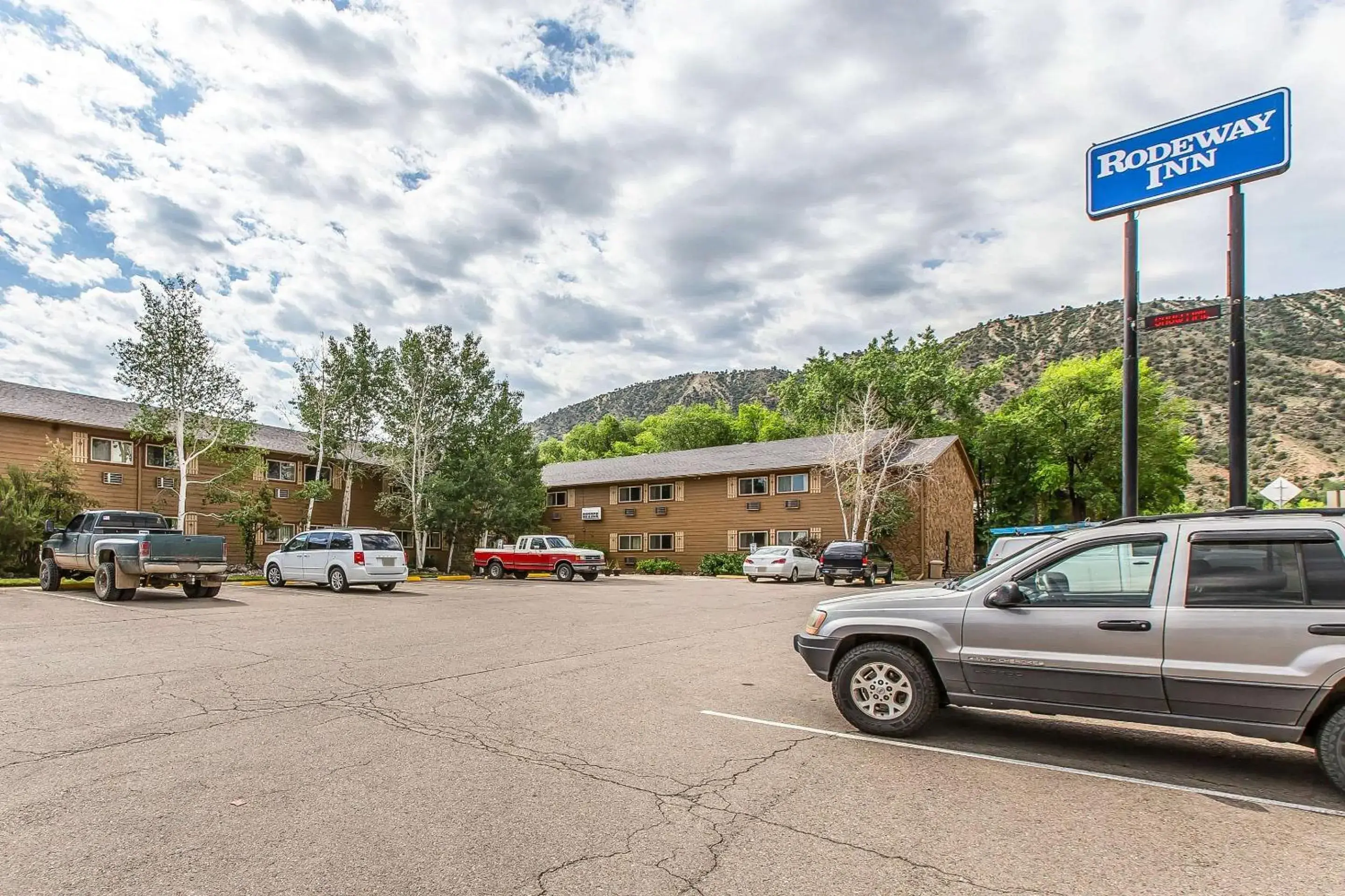 Property building in Rodeway Inn Rifle Property building in Rodeway Inn Rifle