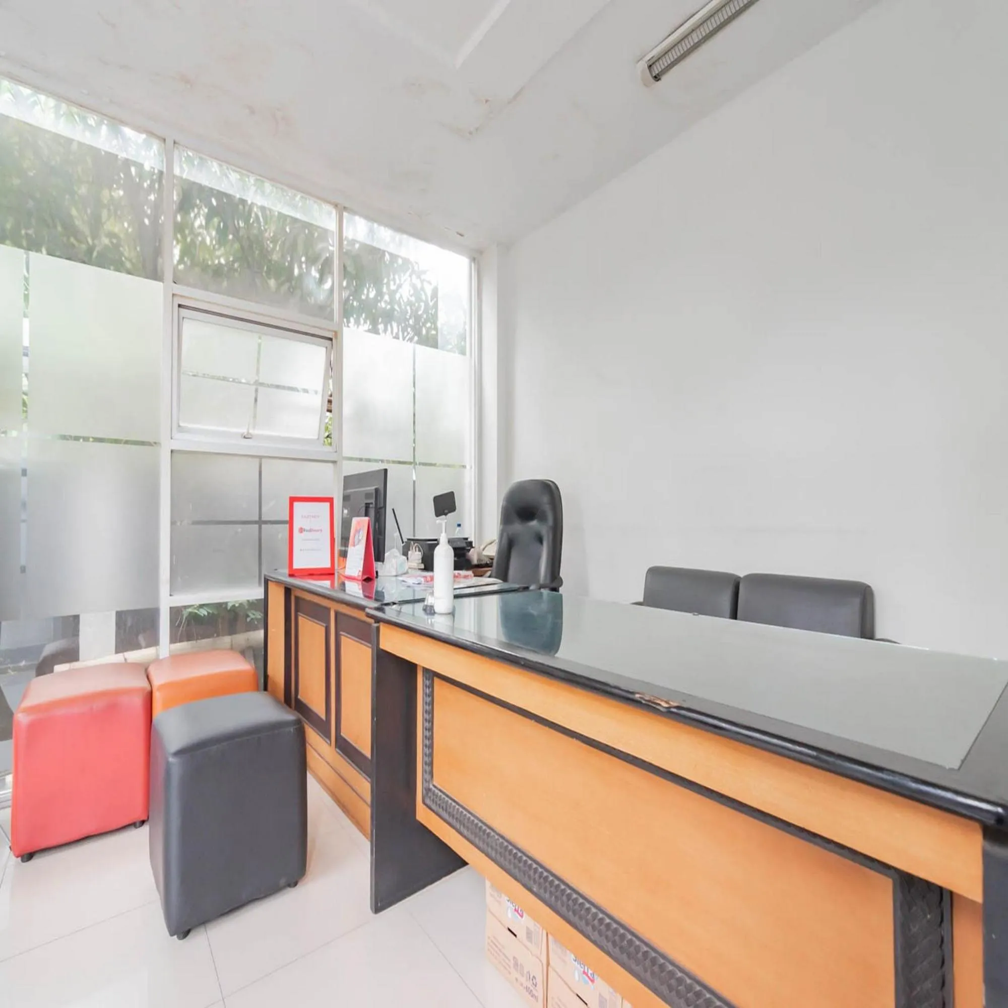 Lobby or reception, Bed in RedDoorz near Trans Studio Mall Bongo Residence