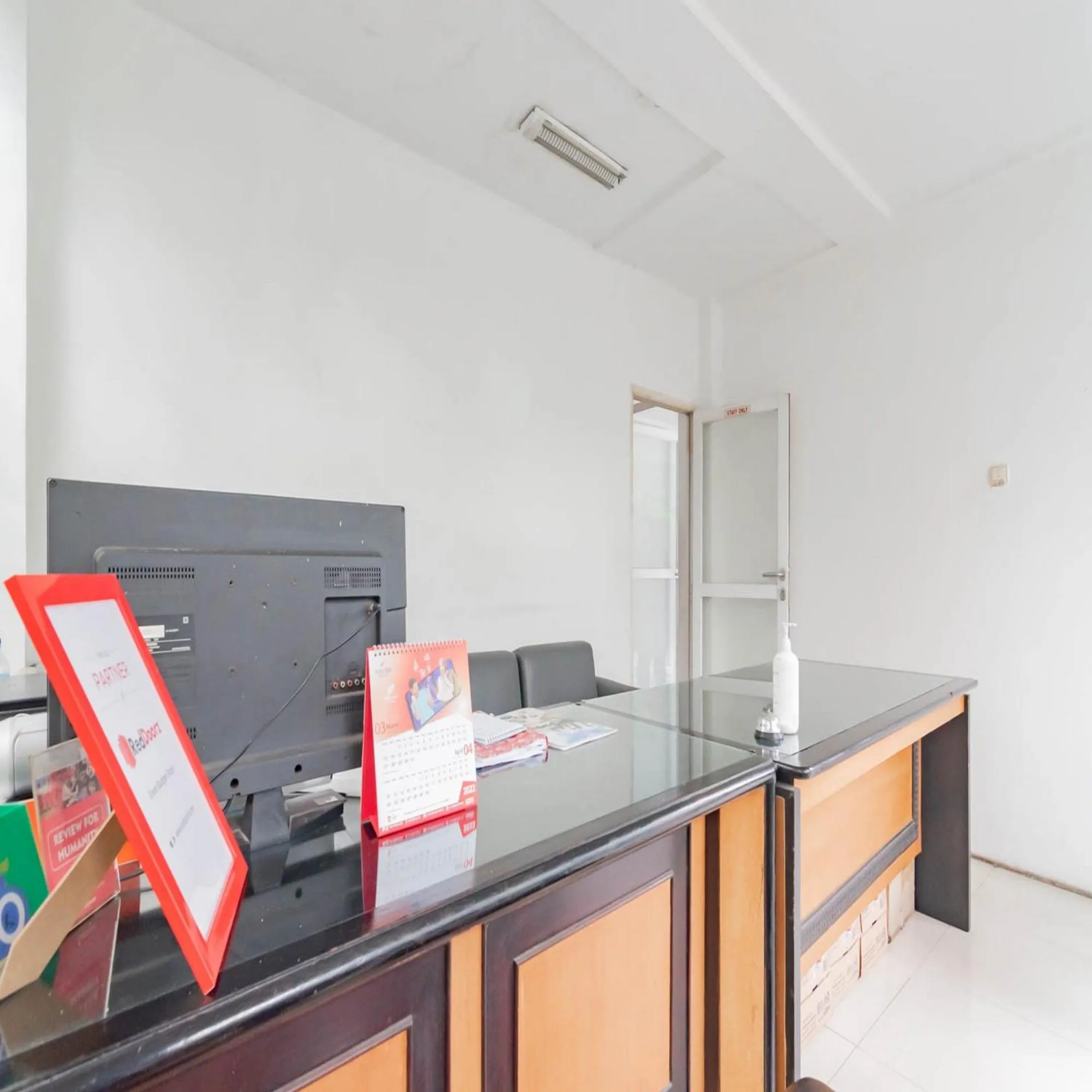 Lobby or reception in RedDoorz near Trans Studio Mall Bongo Residence