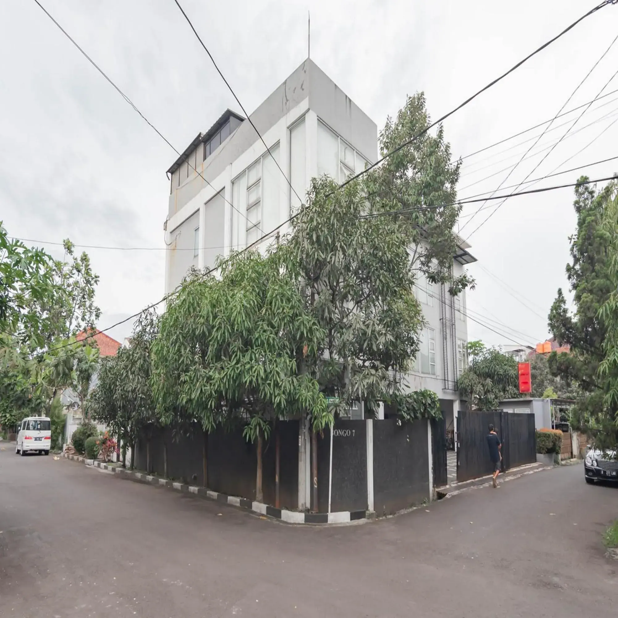 Facade/entrance in RedDoorz near Trans Studio Mall Bongo Residence Facade/entrance in RedDoorz near Trans Studio Mall Bongo Residence