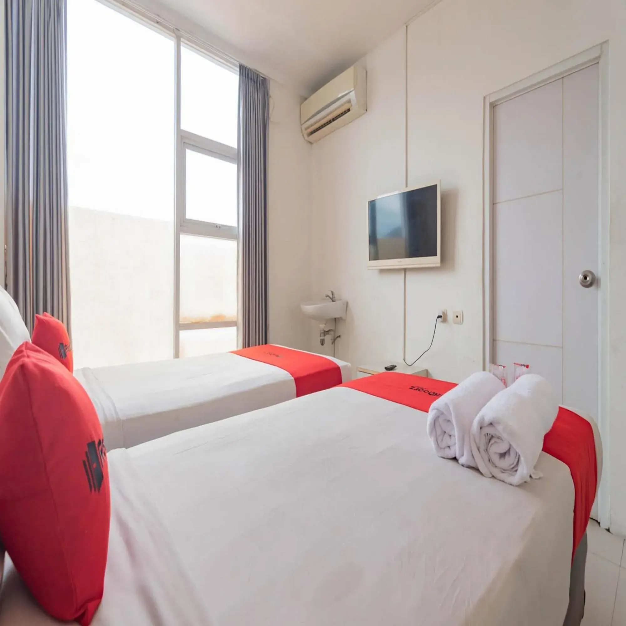 Bedroom, Bed in RedDoorz near Trans Studio Mall Bongo Residence Bedroom, Bed in RedDoorz near Trans Studio Mall Bongo Residence