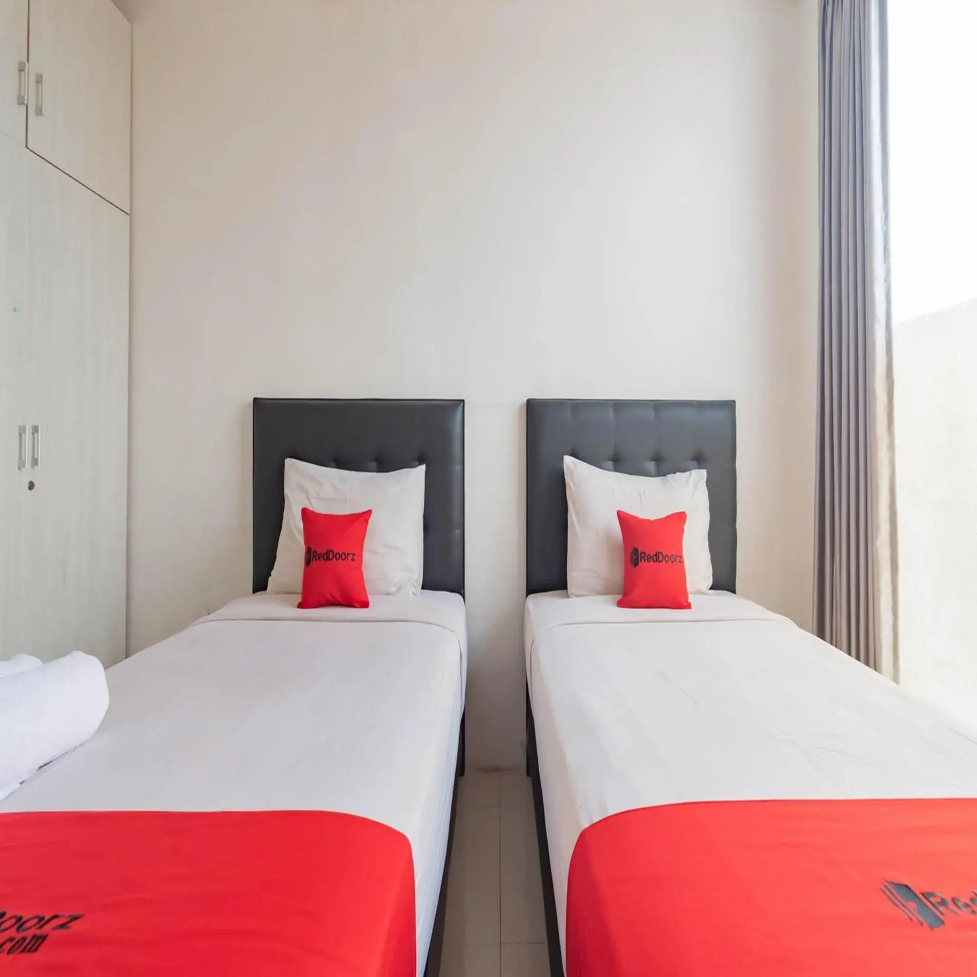 Bedroom, Bed in RedDoorz near Trans Studio Mall Bongo Residence Bedroom, Bed in RedDoorz near Trans Studio Mall Bongo Residence