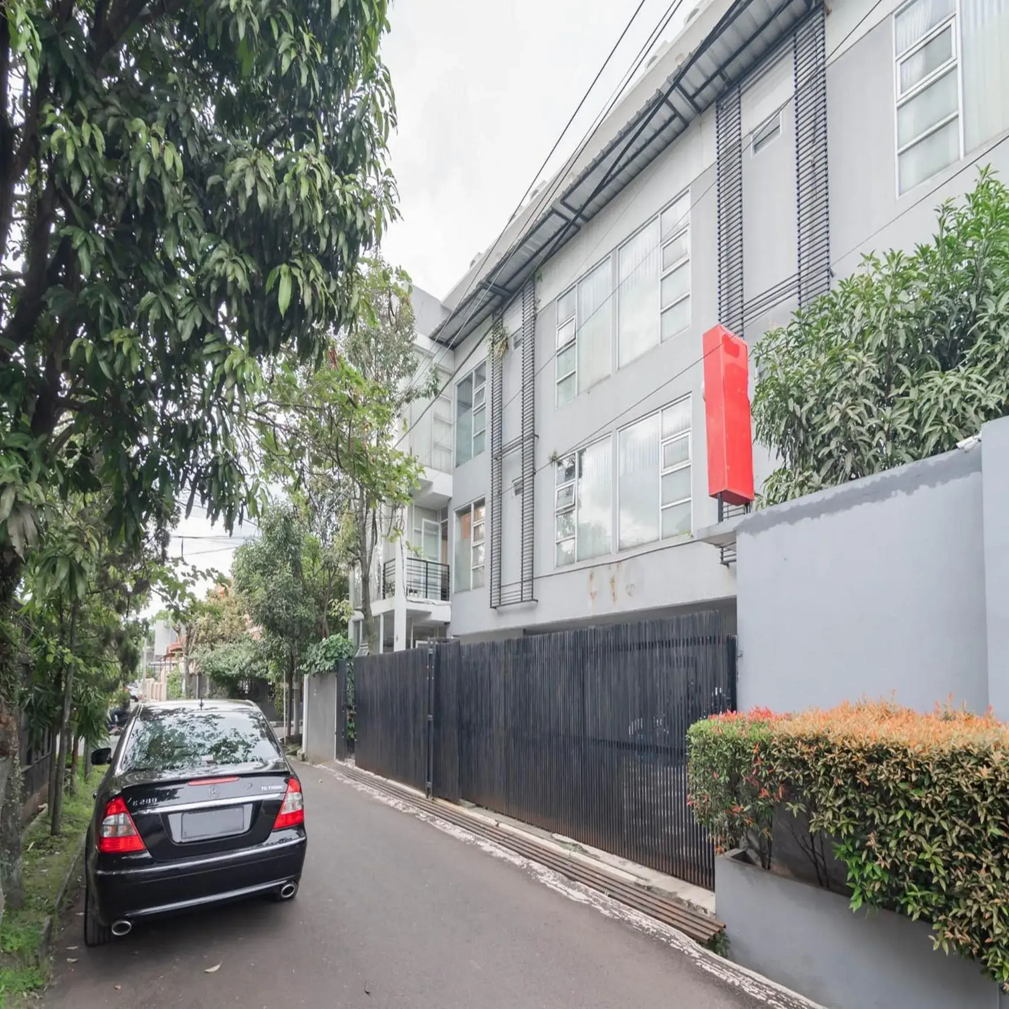 Facade/entrance in RedDoorz near Trans Studio Mall Bongo Residence Facade/entrance in RedDoorz near Trans Studio Mall Bongo Residence