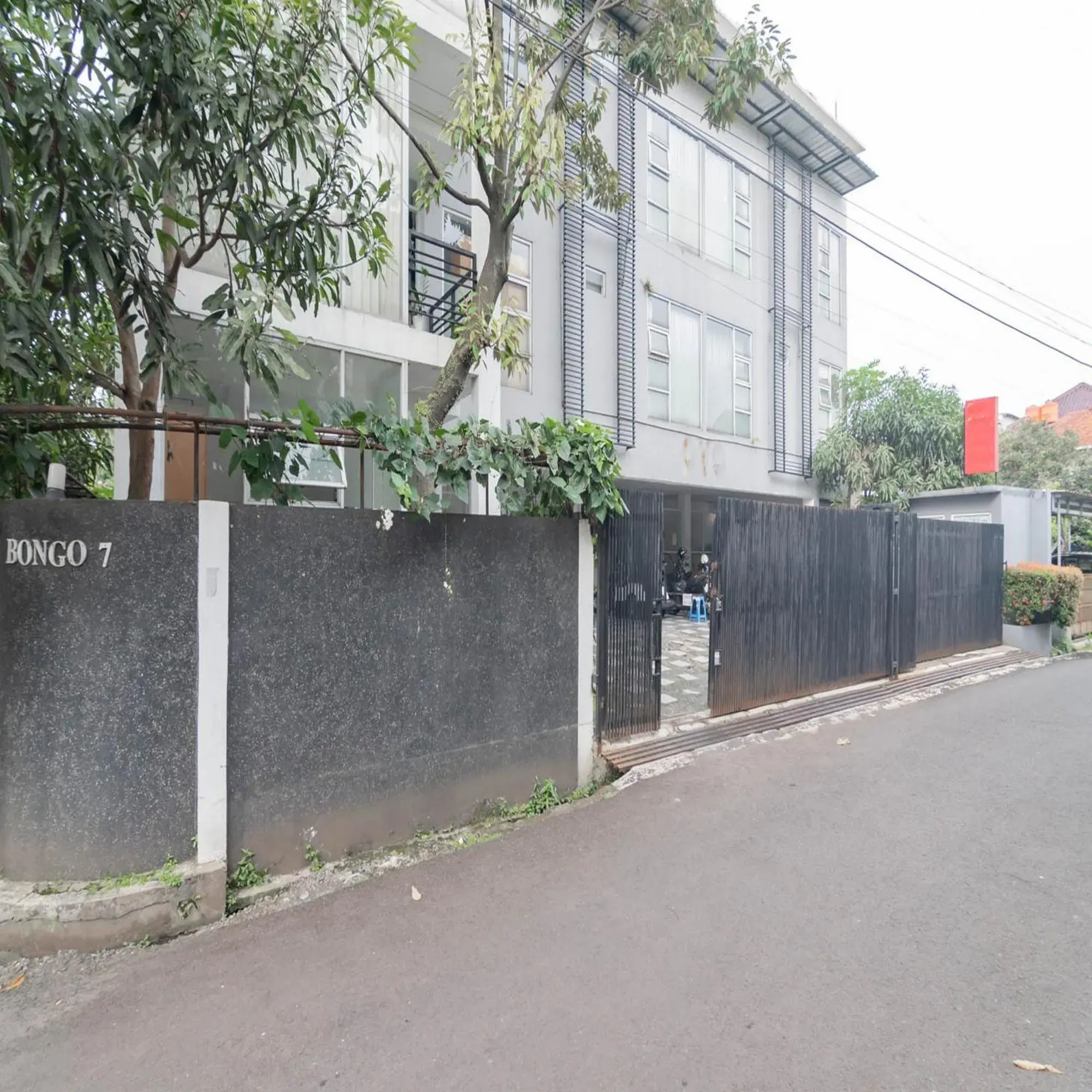 Facade/entrance in RedDoorz near Trans Studio Mall Bongo Residence Facade/entrance in RedDoorz near Trans Studio Mall Bongo Residence